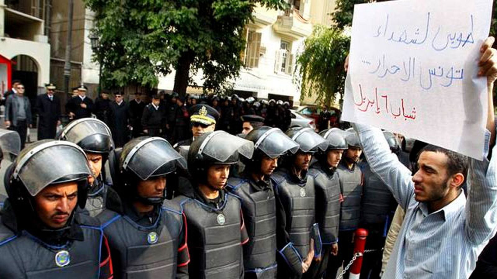 Un manifestante tunecino frente a cuerpos de seguridad durante las revueltas de 2011