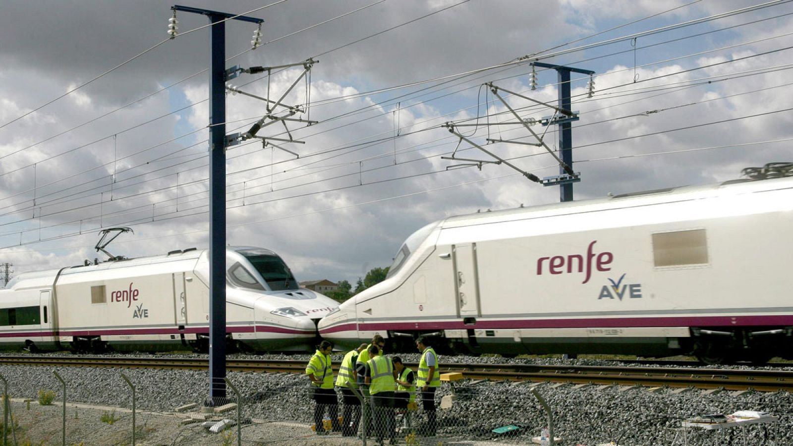 Técnicos de ADIF reparan los cables de cobre y de fibra óptica cortados en la línea de alta velocidad entre Barcelona y Figueres