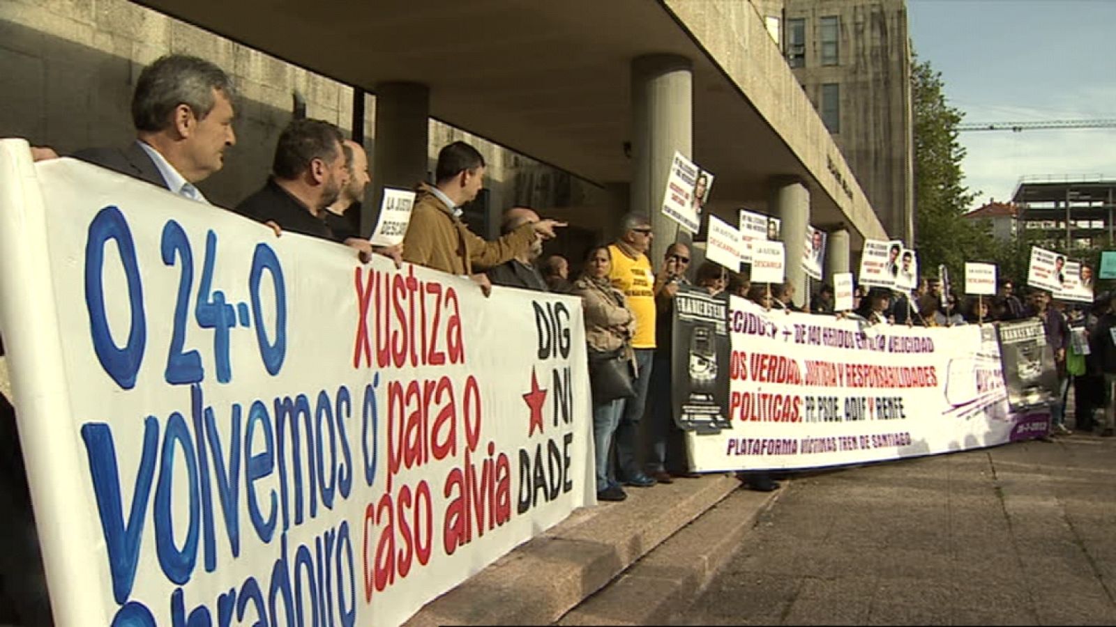 Las víctimas del accidente de tren de Santiago exigen justicia tras el cierre de la instrucción