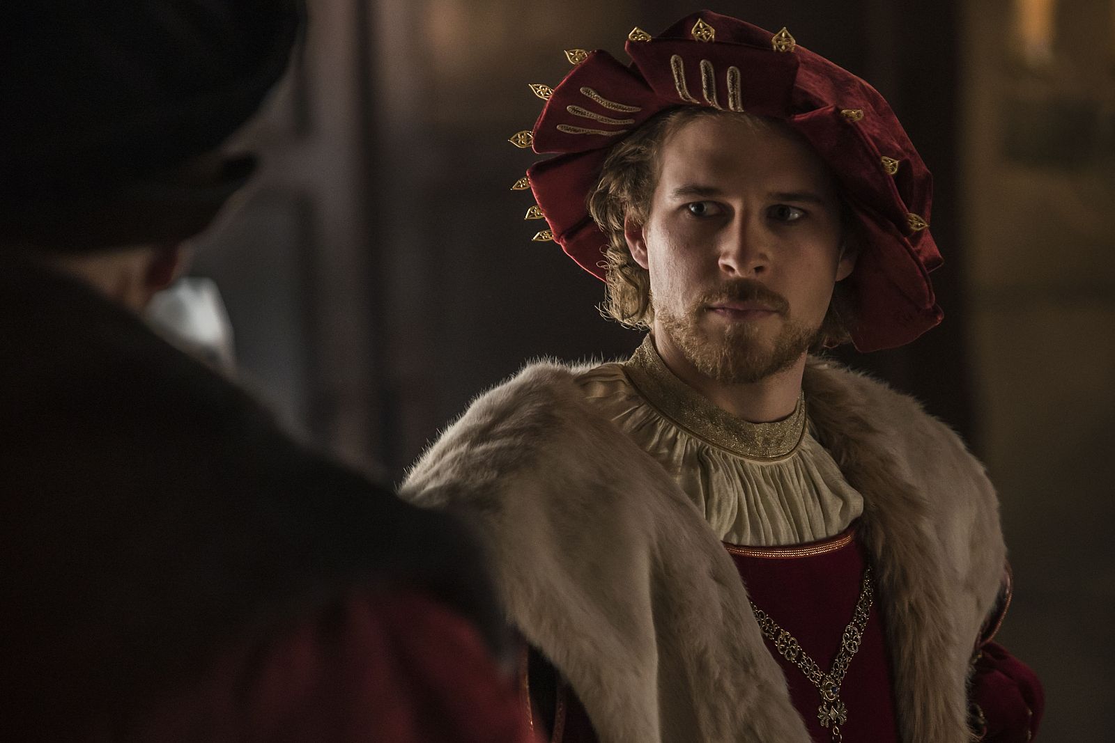 Carlos tendrá que hacer frente a una serie de retos, sus primeros como emperador