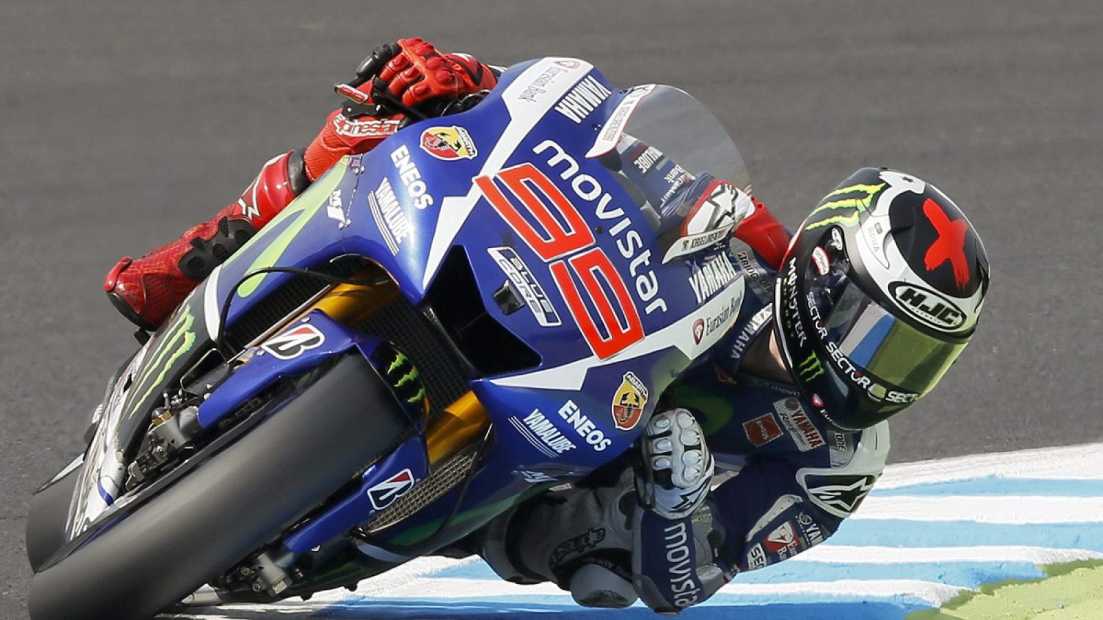 Lorenzo consiguió el mejor tiempo y nuevo récord del circuito en su última vuelta .