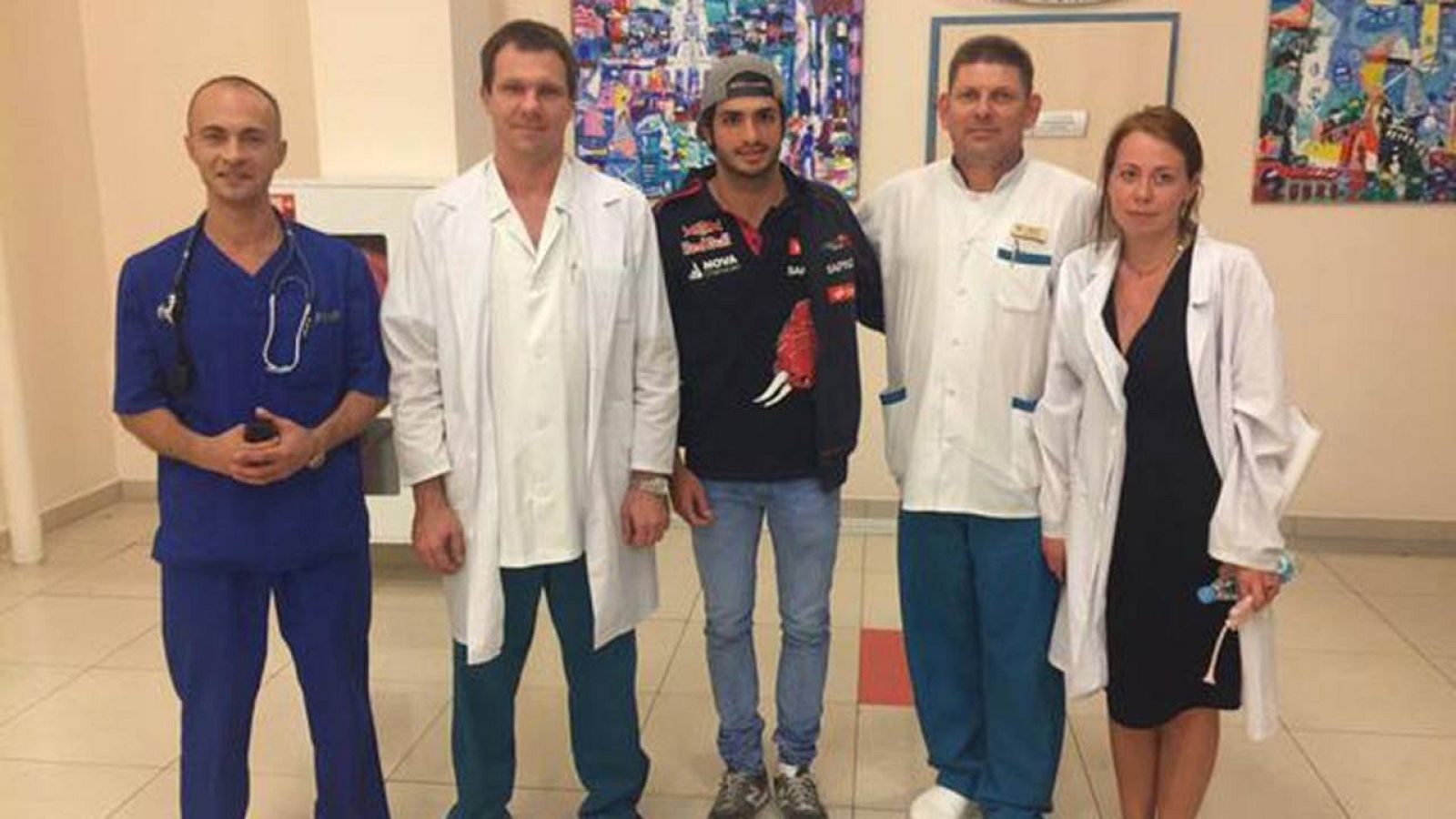 Carlos Sainz junto al equipo médico que le ha atendido