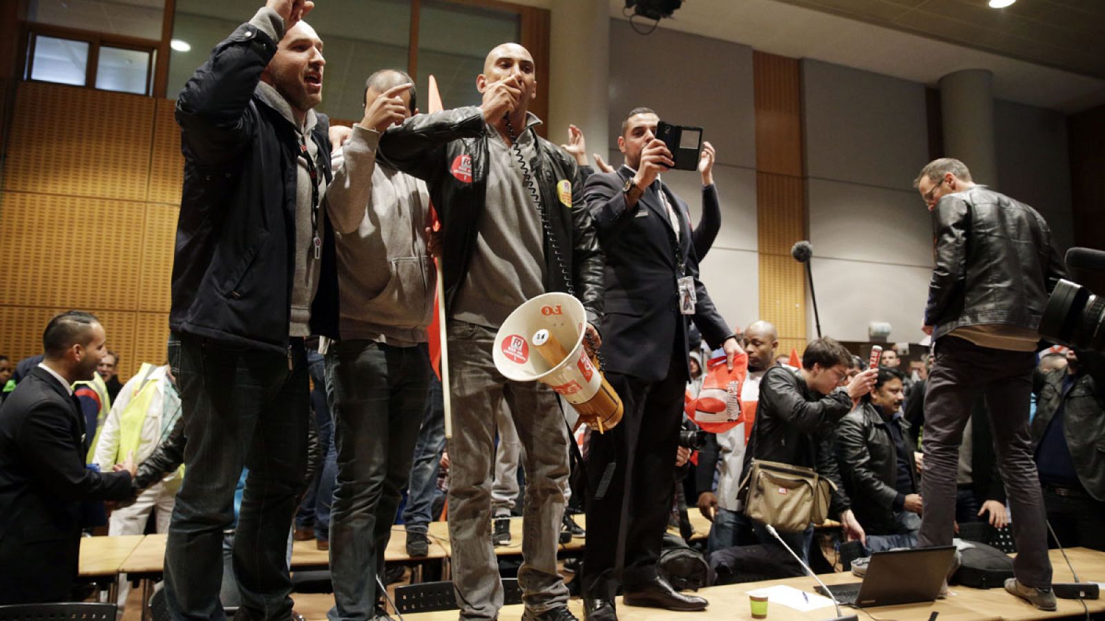 Varios empleados de Air France durante la protesta que interrumpió la reunión del comité de empresa