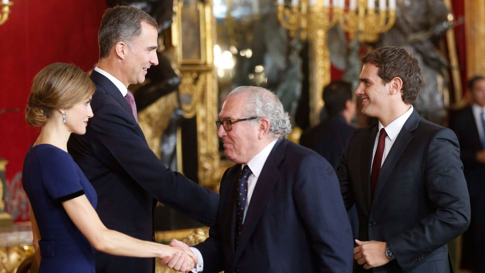 El líder de Ciudadanos, Albert Rivera, acapara la atención de la recepción real del 12 de octubre