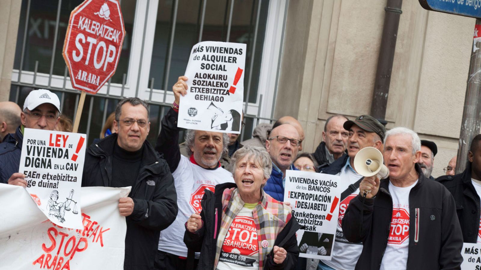 Concentración contra los desahucios en Vitoria