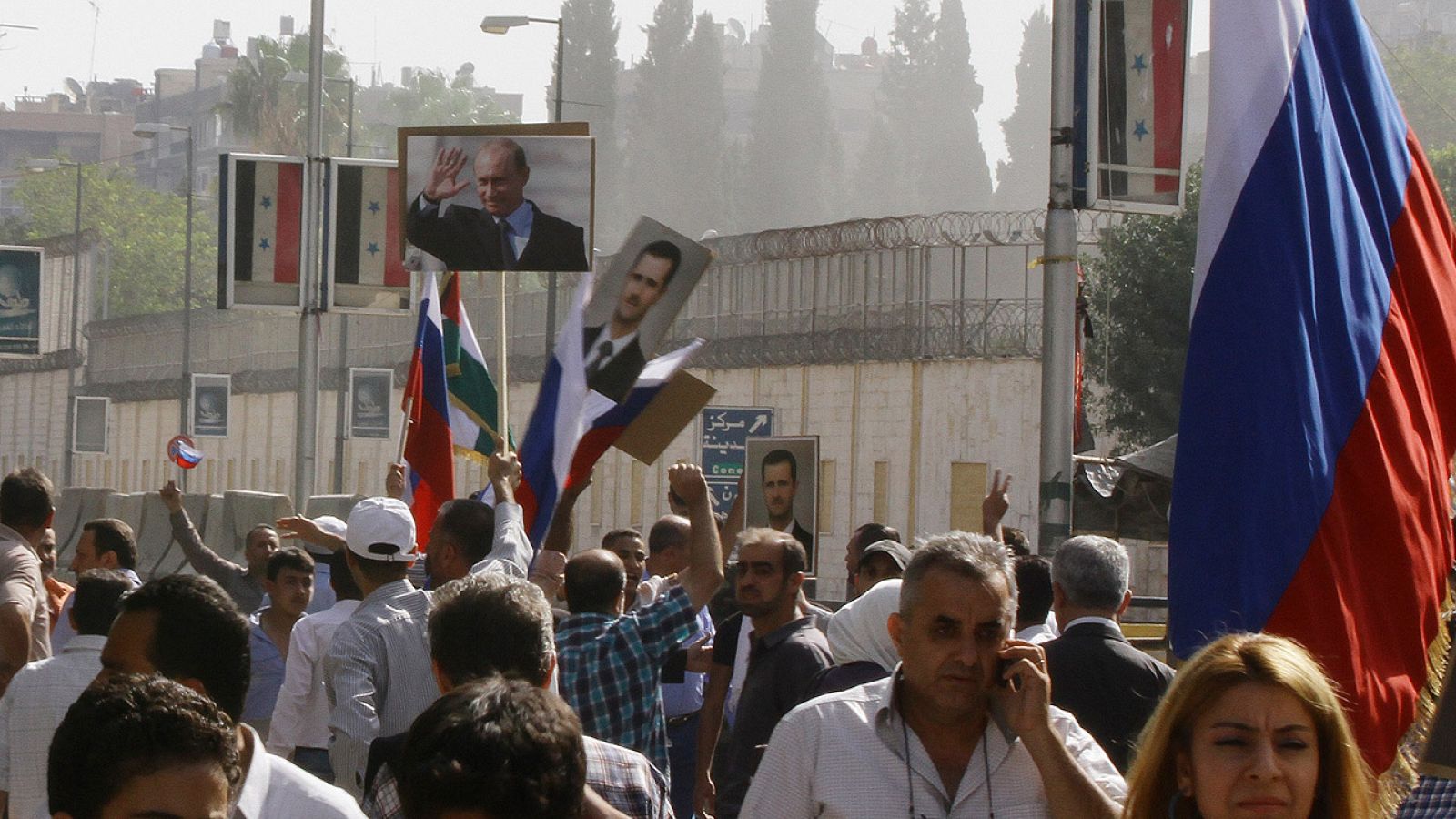 Cientos de personas se manifiestan frente a la embajada de Rusia en Damasco para apoyar la intervención rusa en Siria