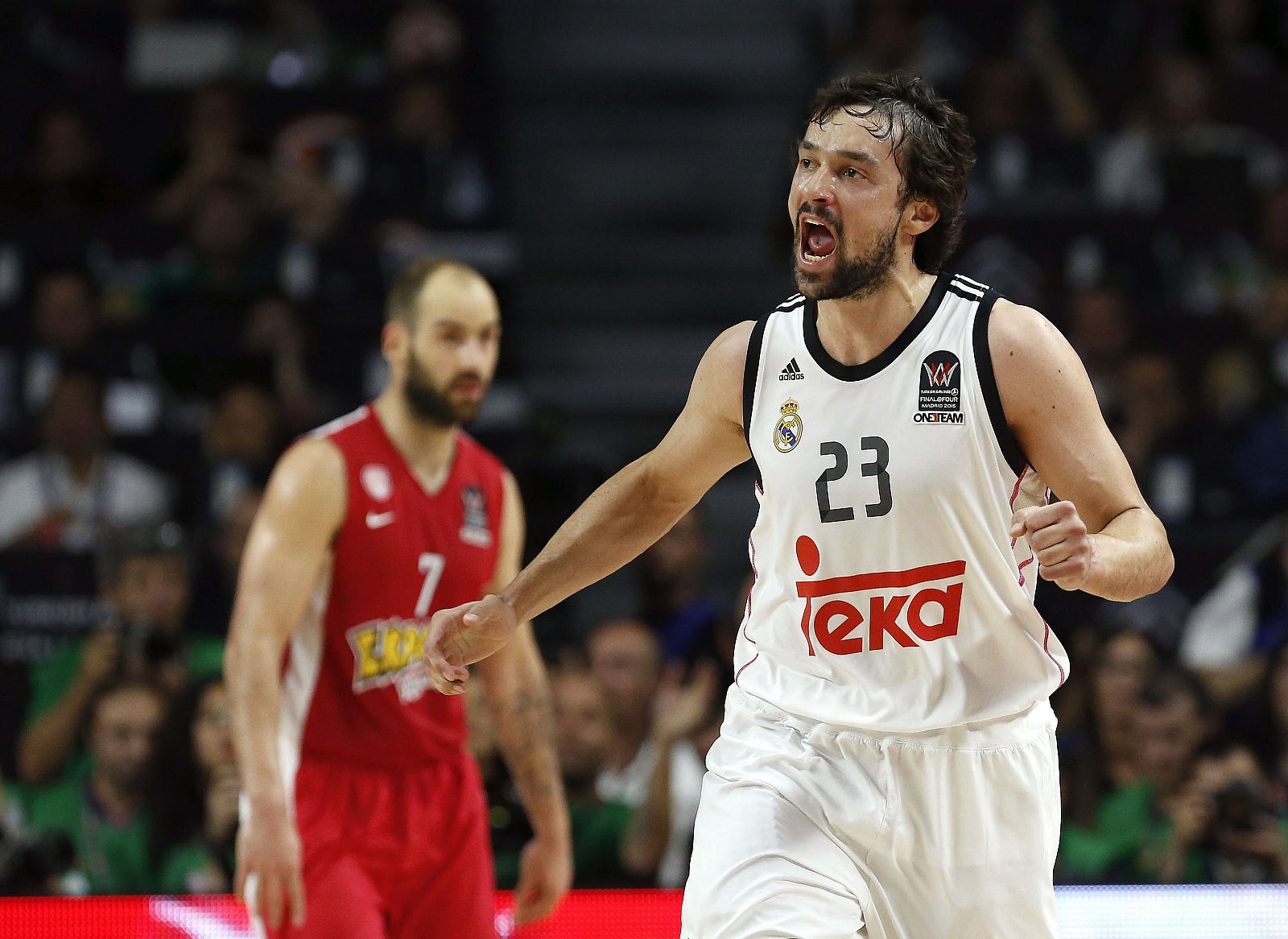 Sergio Llull celebra una canasta ante Vassillis Spanoulis, de Olympiacos, durante la final de la Euroliga.