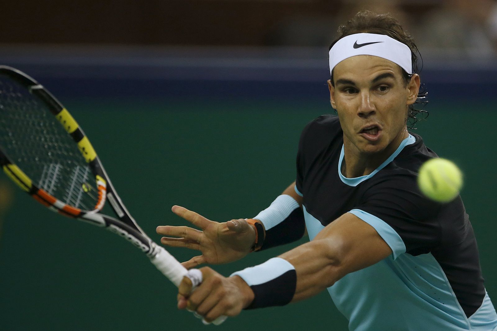 Rafael Nadal le devuelve una bola al croata Ivo Karlovic.