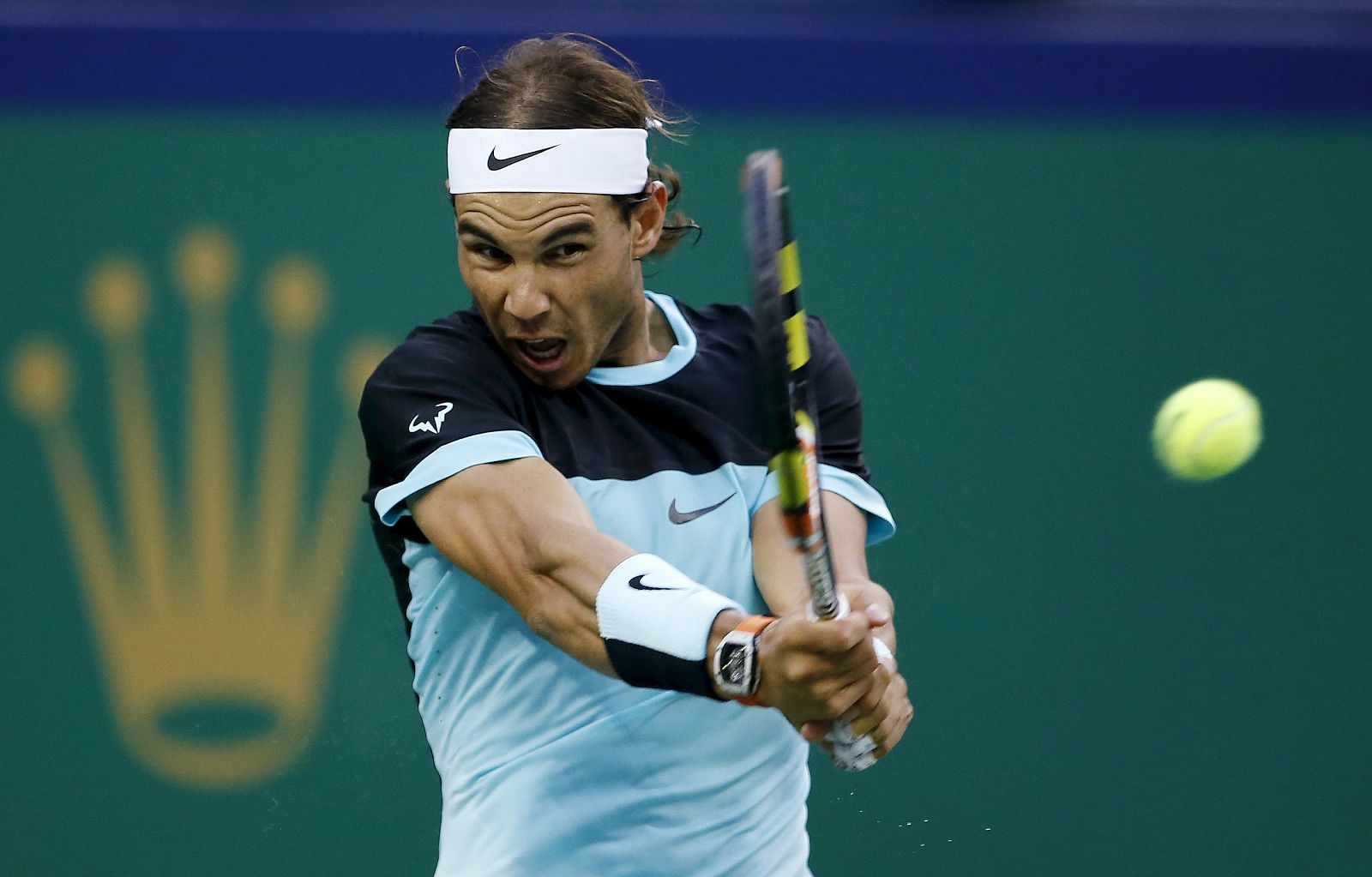 Nadal devuelve la bola ante Raonic.