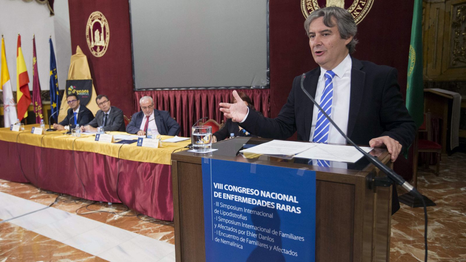 El secretario general del Ministerio de Sanidad y Consumo, Rubén Moreno (d), hoy durante su intervención en el acto de inauguración del VIII Congreso Nacional de Enfermedades Raras, en Murcia.