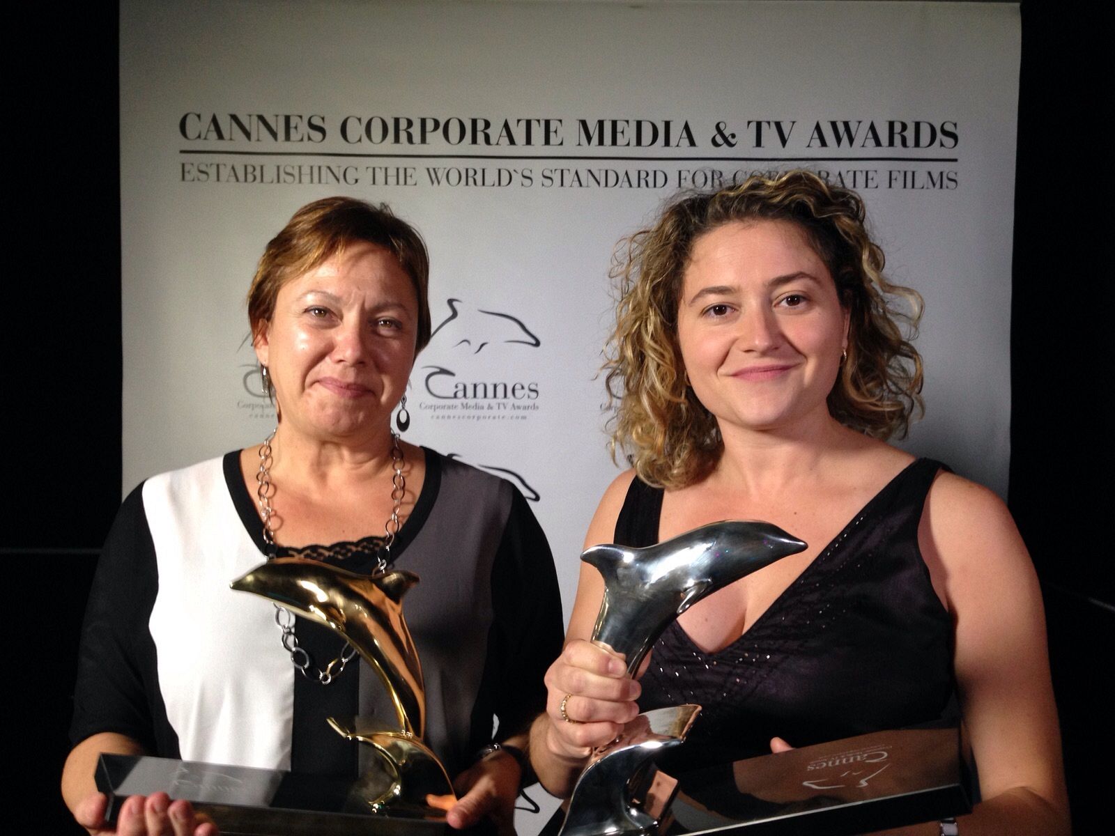 La directora del documental 'Gervasio Sánchez', Alicia de la Cruz, y Cristina Peláez, del área de Imagen de TVE, posan con los premios otorgados a 'Imprescindibles' y la campaña 'Parte de tu vida'