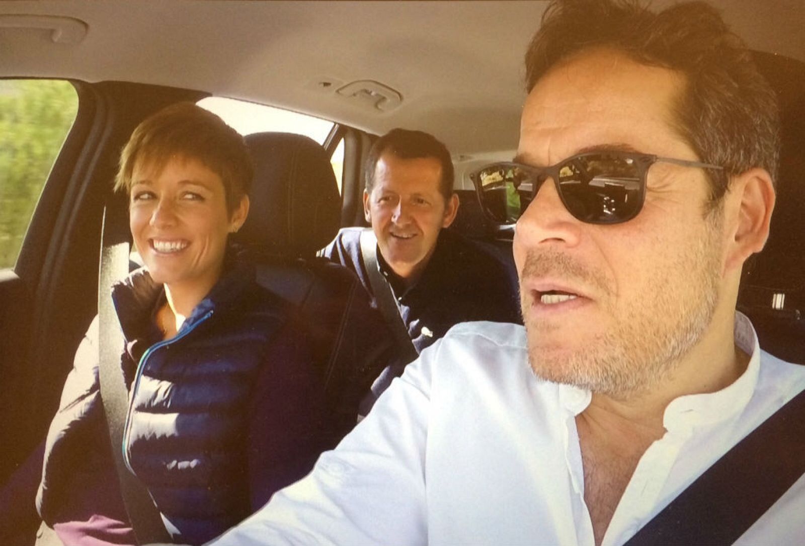 Jorge Sanz, al volante con Marta Solano y Carlos G. Hirschfeld
