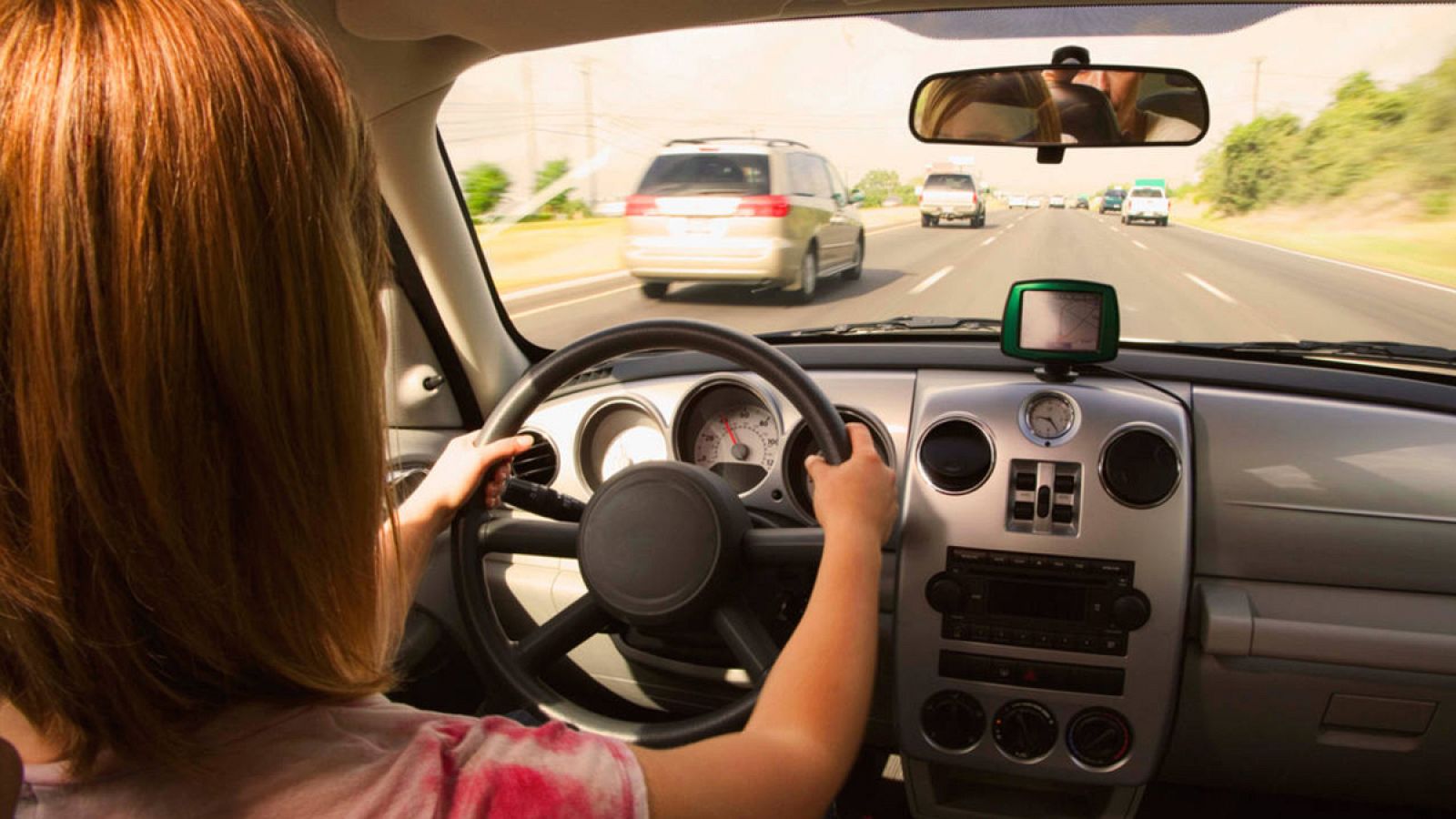Imagen de archivo de una estudiante durante el examen de conducir