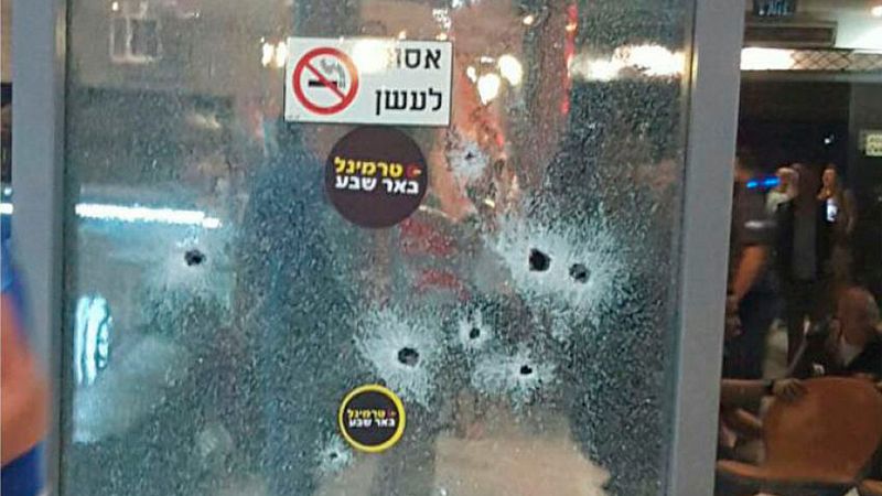 Al menos tres muertos y varios heridos en un ataque en una estación de autobuses al sur de Israel