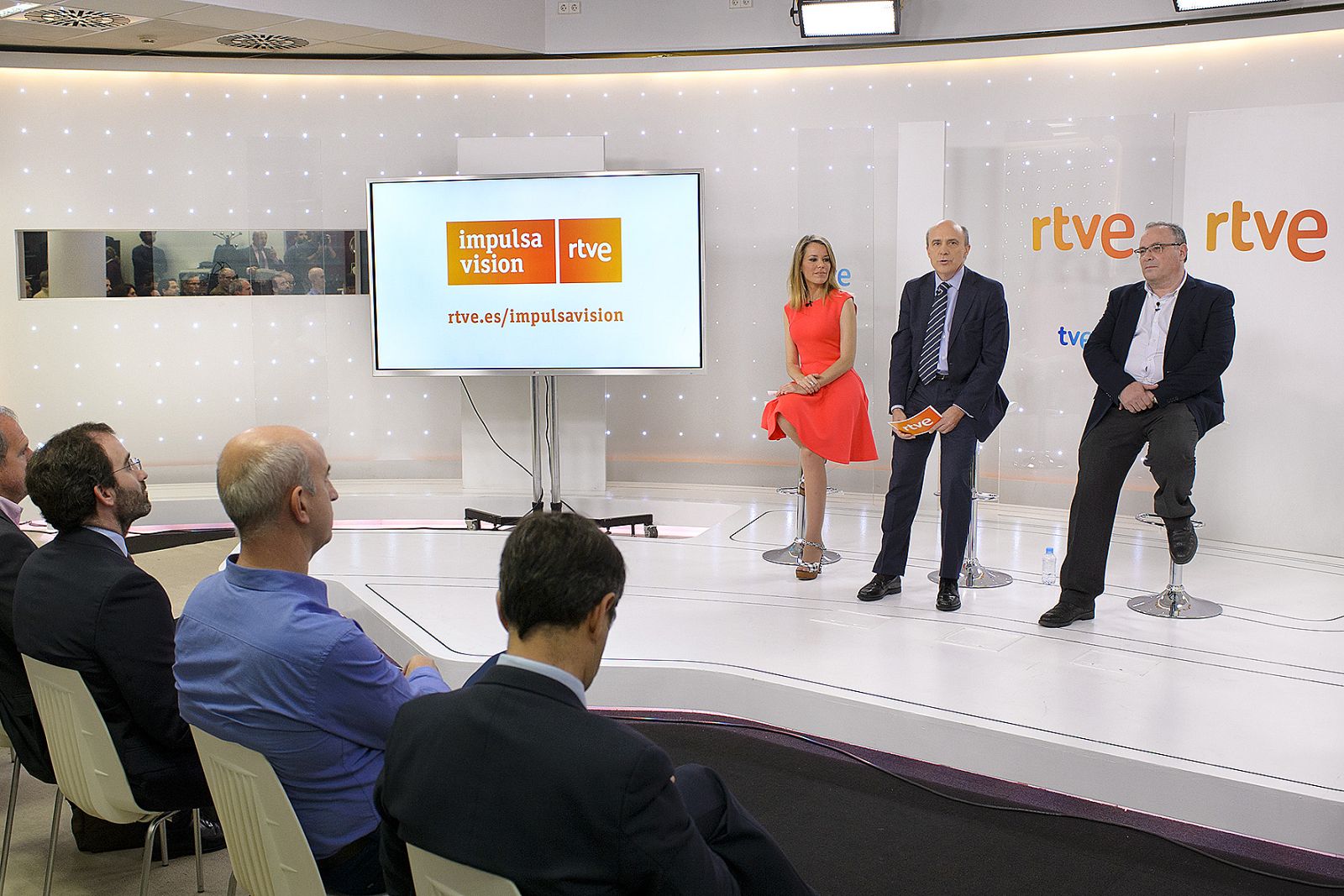 La presentadora de la rueda de prensa, Ana Belén Roy, el director general corporativo de RTVE, Enrique Alejo, y el jefe de la Unidad Gestión del Centro de Innovación de RTVE, Esteban Mayoral, en un momento de la presentación