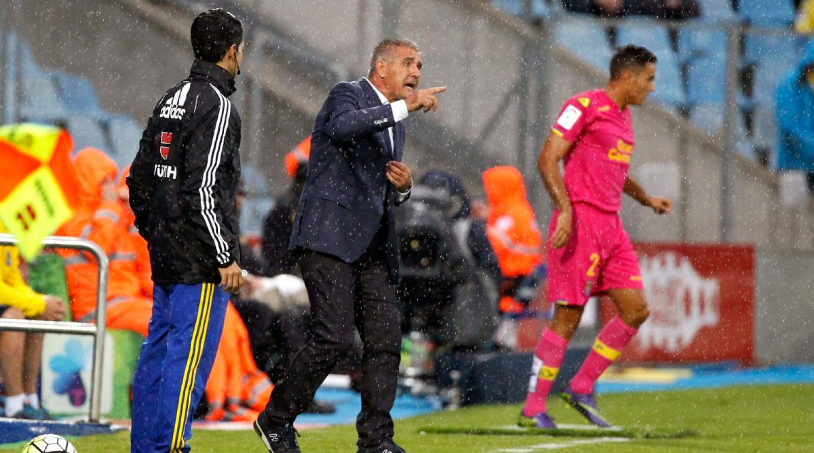 Paco Herrera en su último partido como entrenador de Las Palmas ante el Getafe.