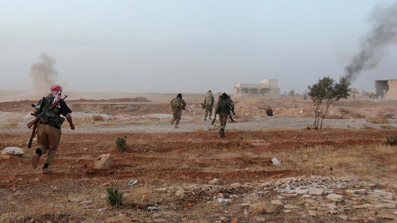 Rebeldes sirios durante los combates en el monte Azzan, cerca de la ciudad de Alepo. AFP PHOTO / THAER MOHAMMED