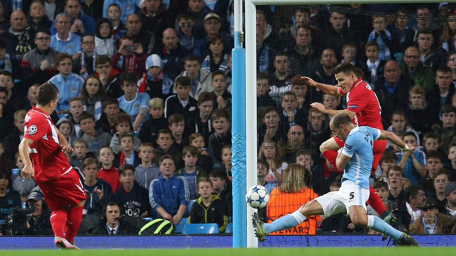 El sevillista Konoplyanka anota el 0-1 ante el Manchester City