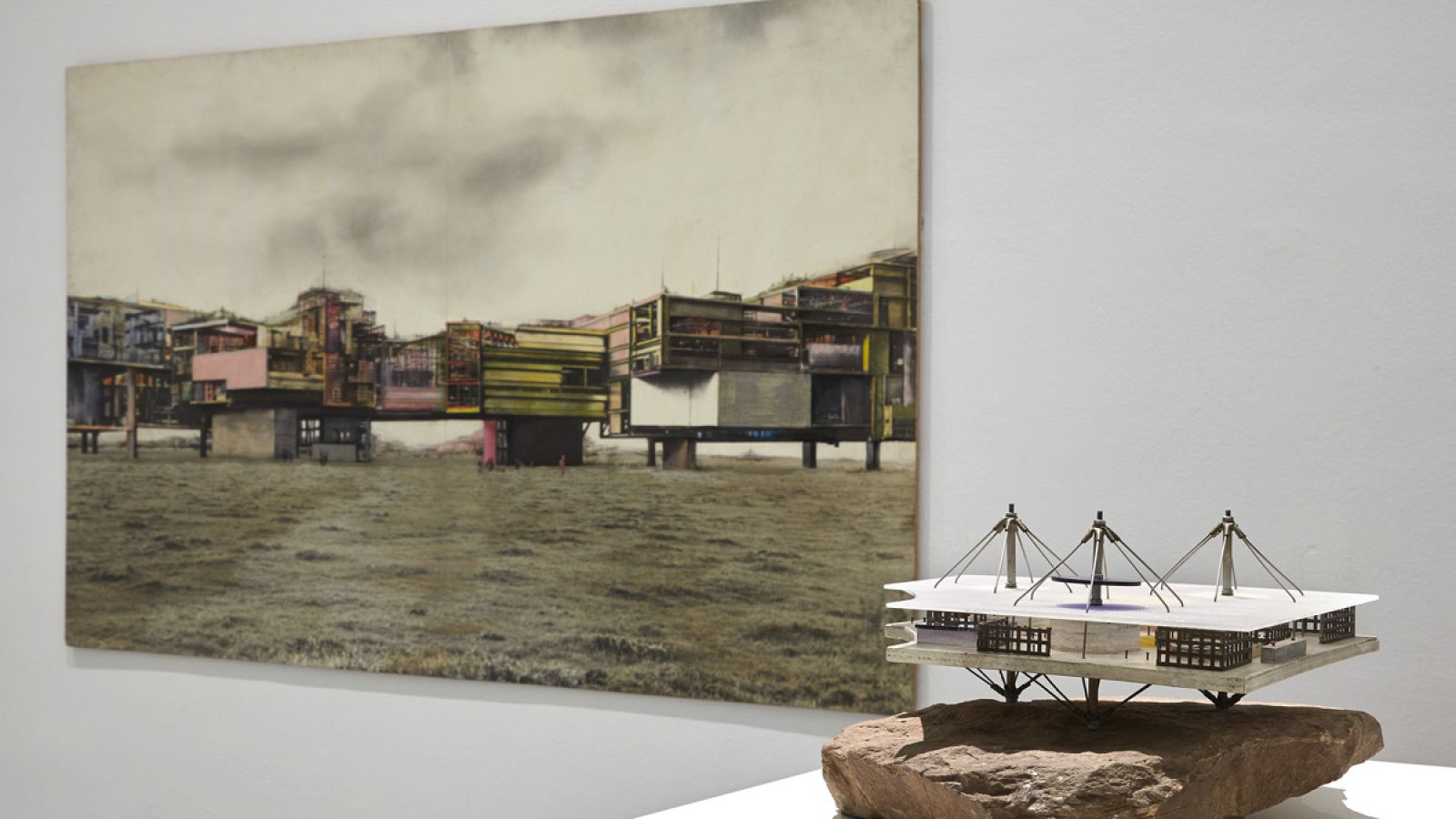 Maqueta y pintura de "Nueva Babilonia" Constant expuesta en el Reina Sofía