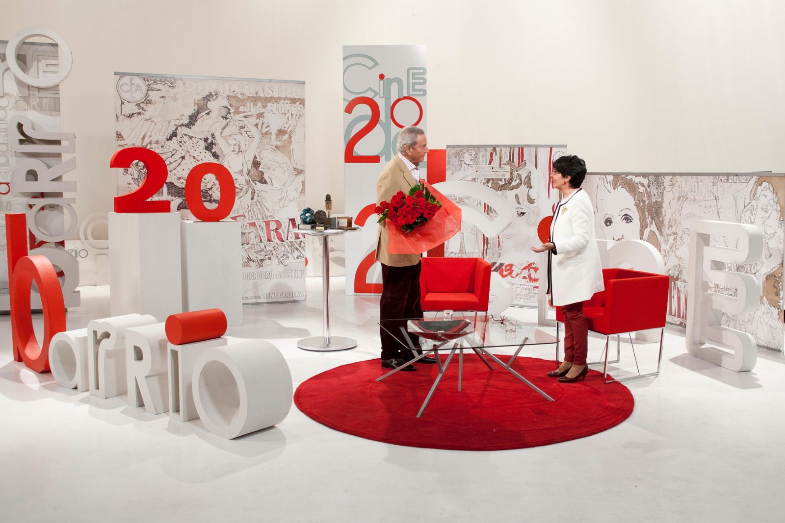 Concha Velasco recibe 20 rosas rojas por el aniversario de 'Cine de Barrio'