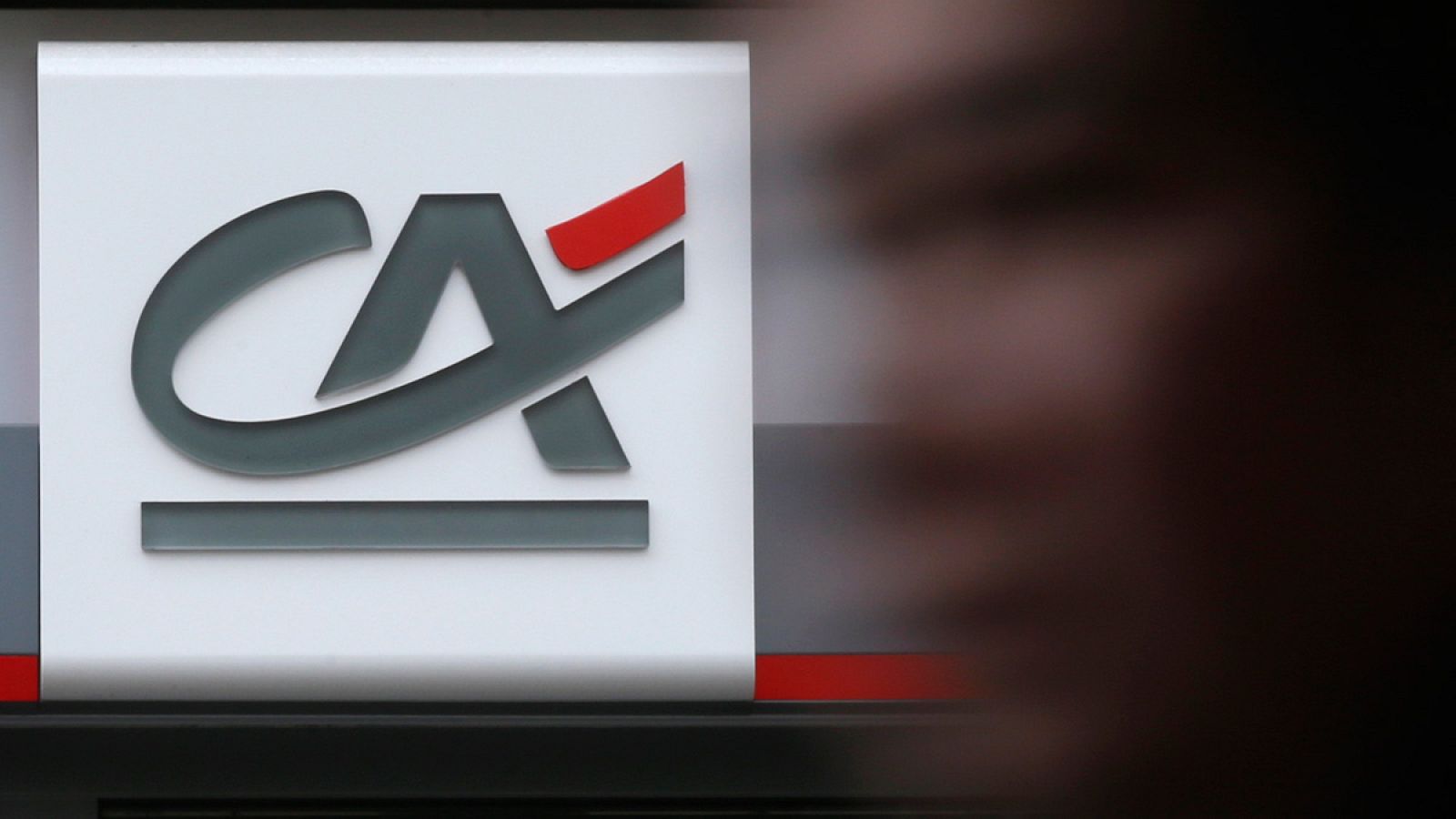 Logo de Crédit Agricole en una sucursal del banco en París, Francia