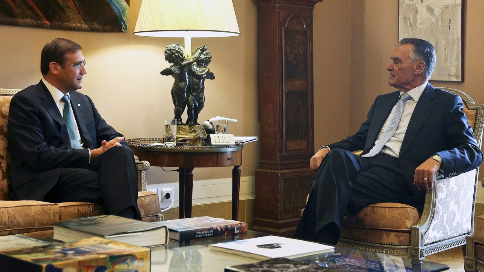 El presidente portugués Cavaco Silva se reune con el primer ministro en funciones Passos Coelho