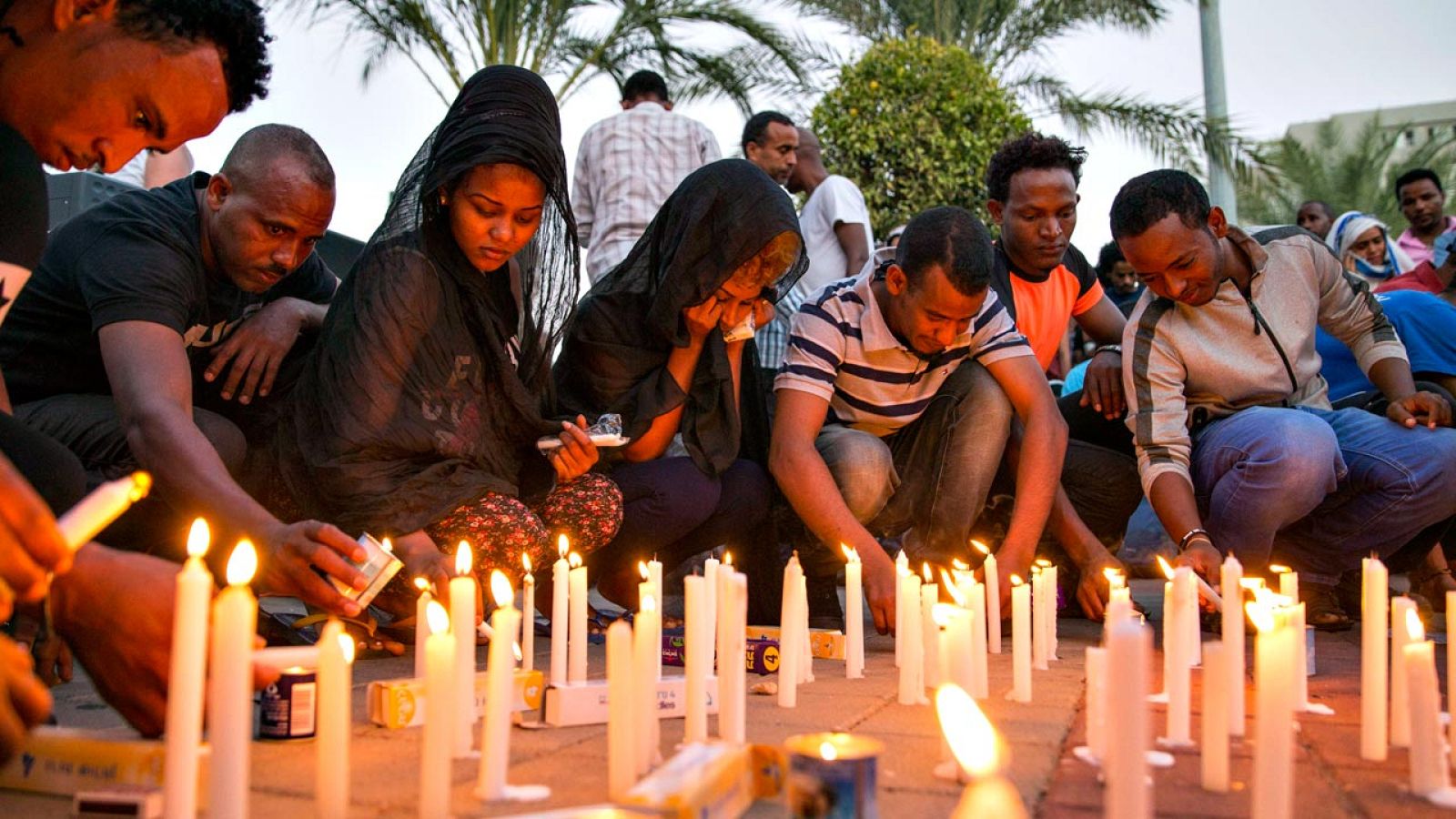 Un grupo de eritreos enciende velas en Tel Aviv durante una ceremonia en recuerdo de Habtom Zarhum, fallecido el pasado domingo
