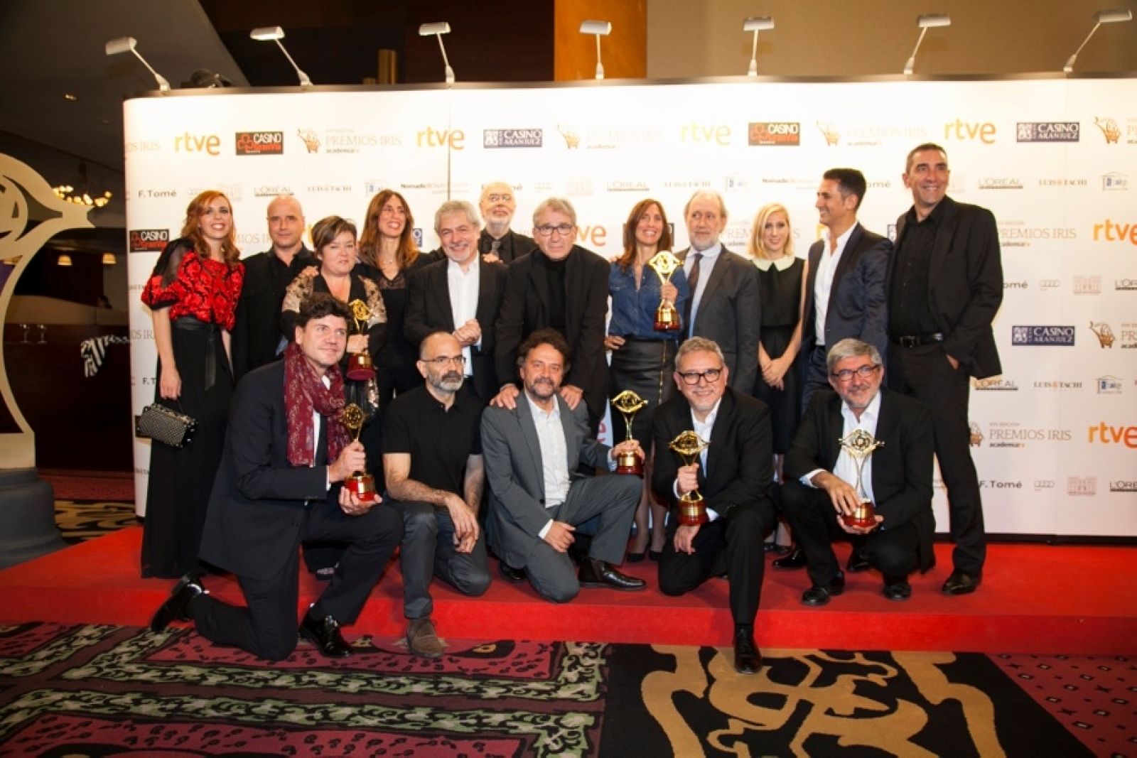 Foto de familia de 'Isabel' en los Premios Iris 2014: 8 galardones.