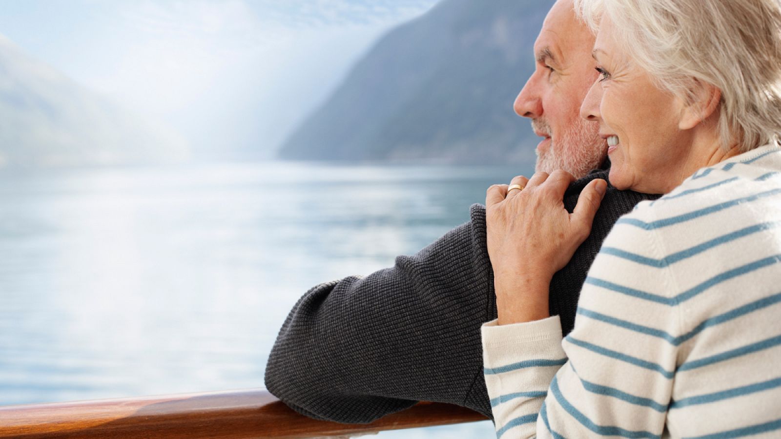 Una pareja de jubilados a bordo de un crucero