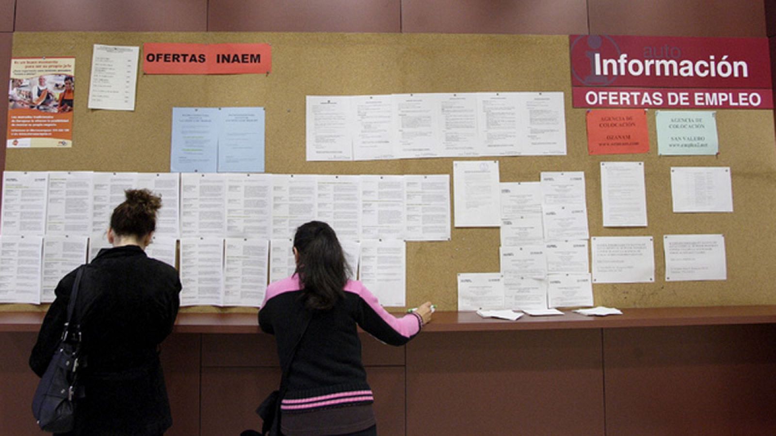 Tablón de ofertas de trabajo en una oficina de empleo de Aragón