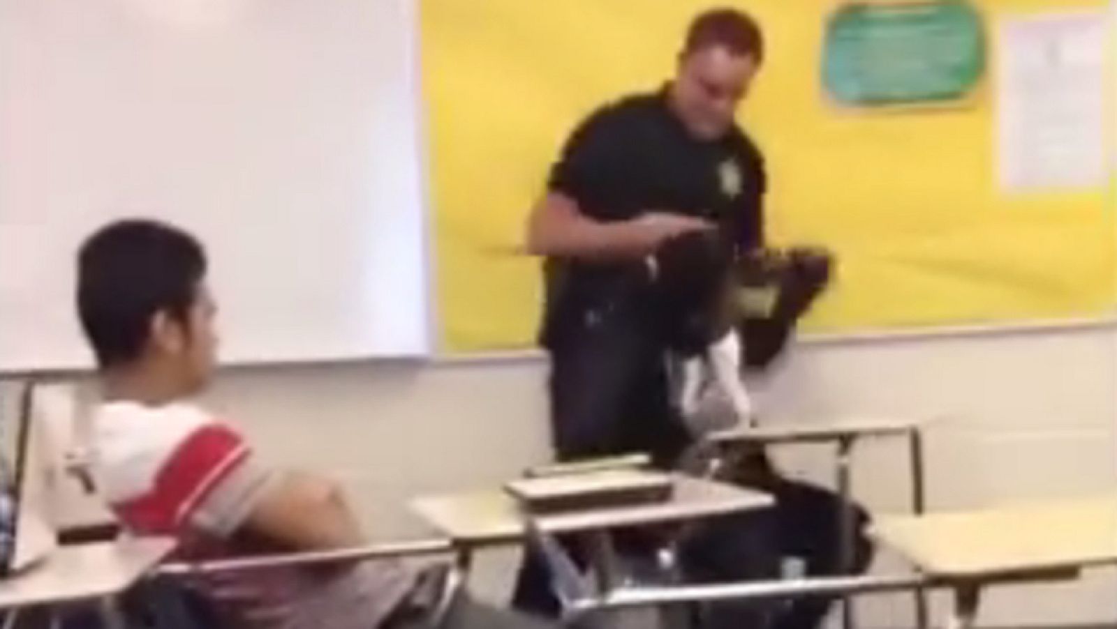 Imagen tomada de un vídeo de Youtube que muestra la detención de una joven negra en un instituto de Carolina del Sur, EE.UU.