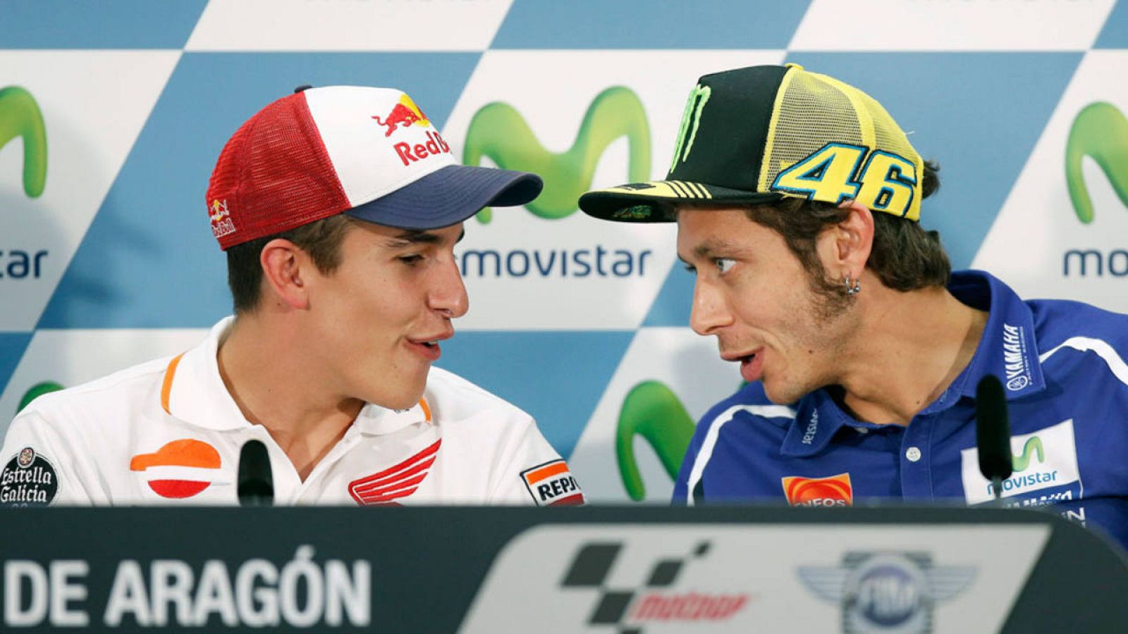 Marc Márquez y Valentino Rossi se miran durante una rueda de prensa
