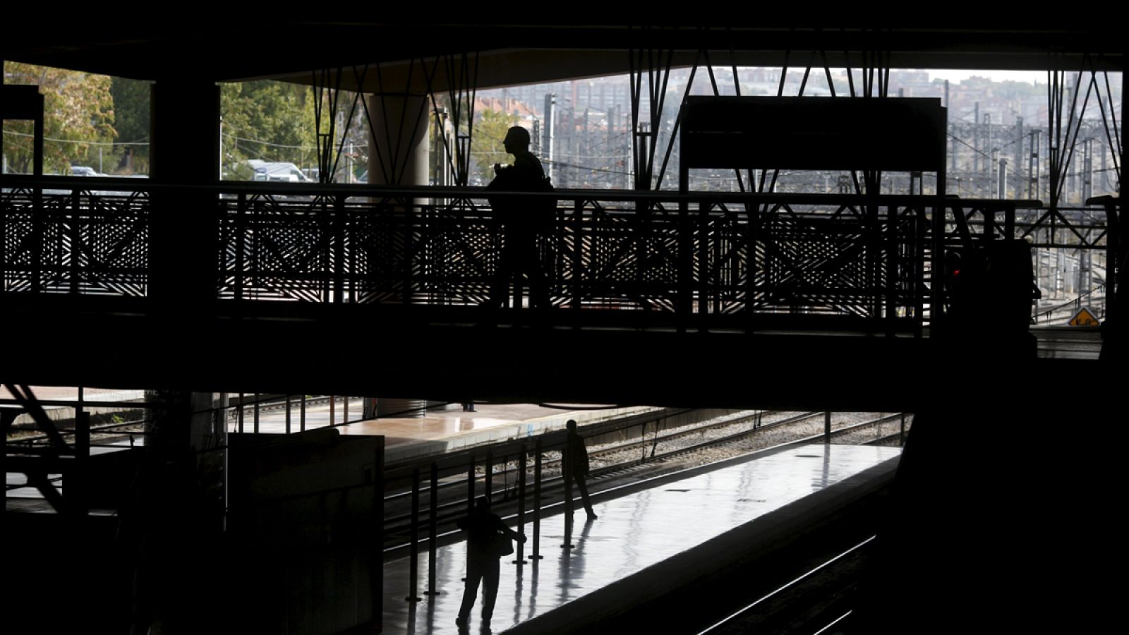 Unos pasajeros esperan en la estación de Atocha