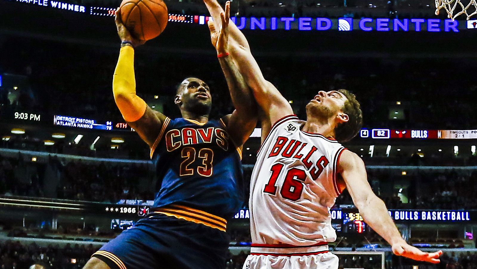 Pau Gasol detiene a Lebron James