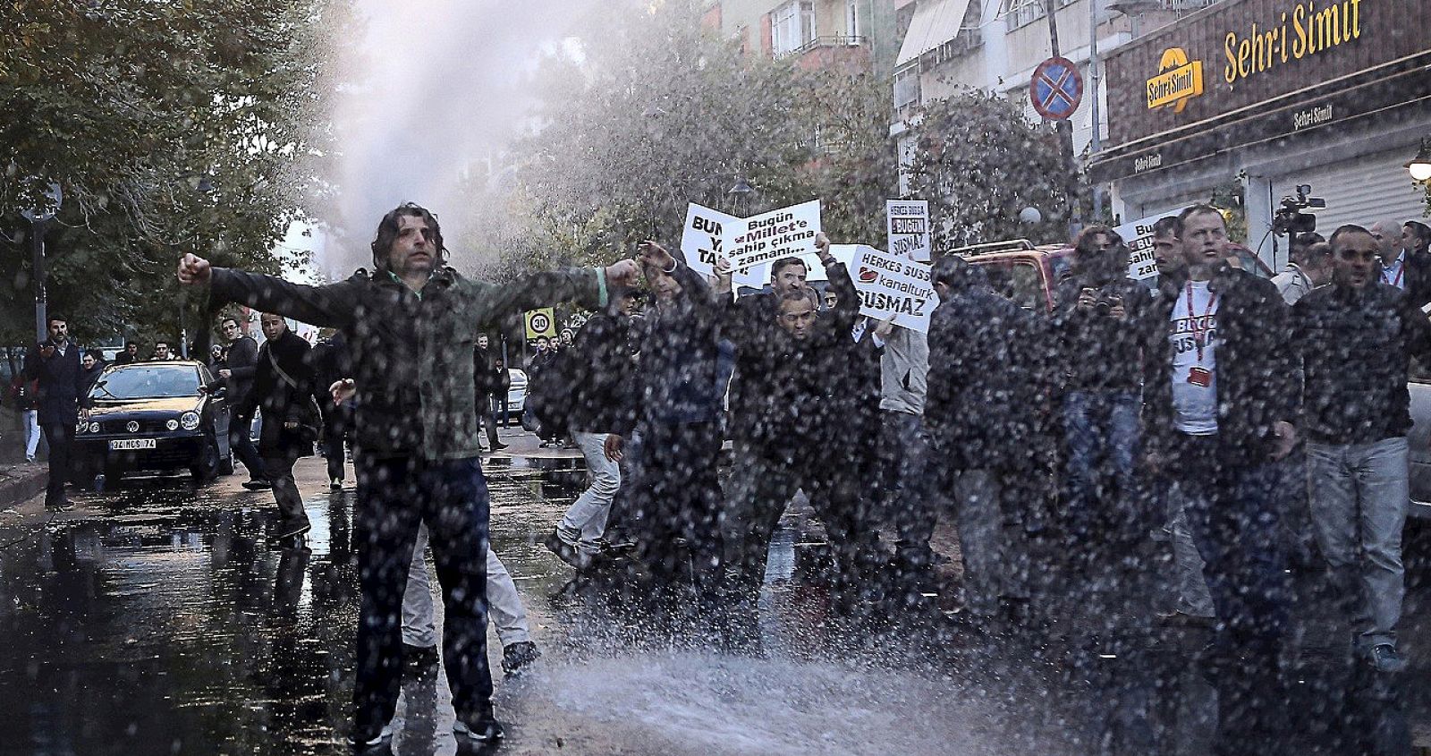 La Policía turca dispersa con cañones de agua a partidarios y empleados del periódico Bugün y del canal de televisión Kanalturk durante el cierre de sus oficinas en Estambul
