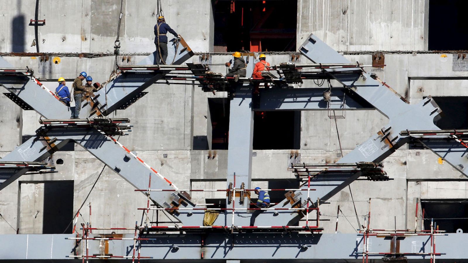 Trabajadores en una obra en construcción en el centro de Pekín