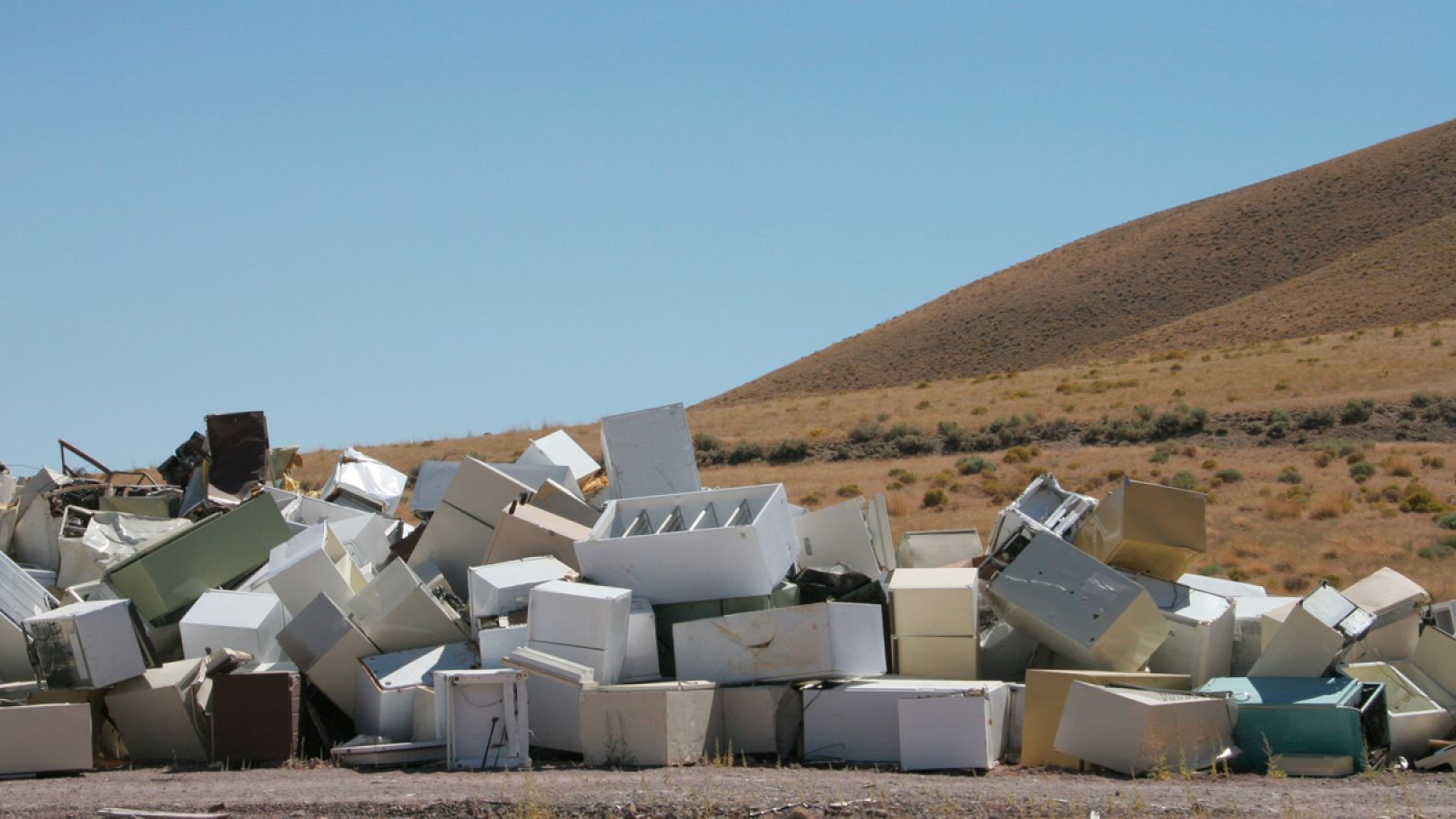 Frigoríficos abandonados en un vertedero