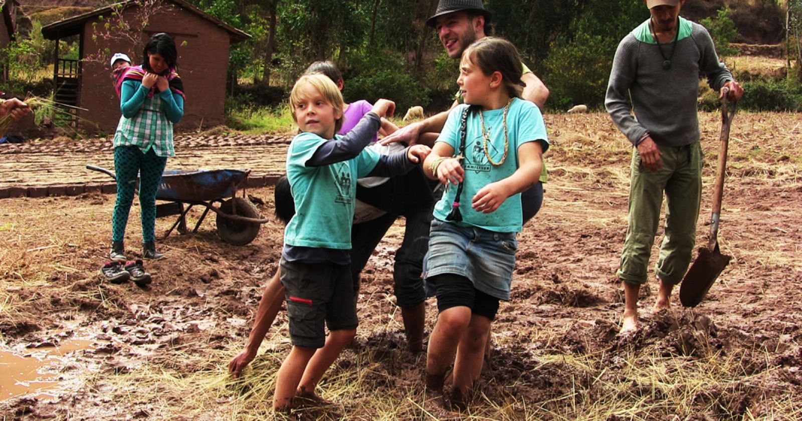 La familia Cuadrado trabajará unos días en Aldea Yanapai, una ONG de Cuzco