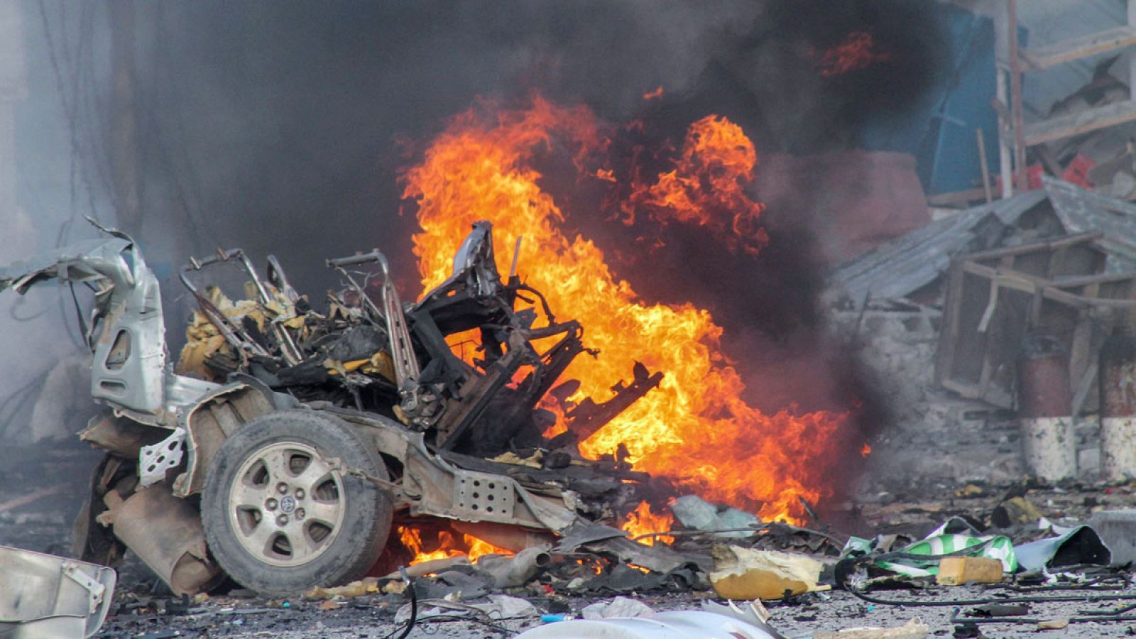 Un coche arte en las inmediaciones del hotel Sahafi de Mogadiscio tras la explosión de dos coches.