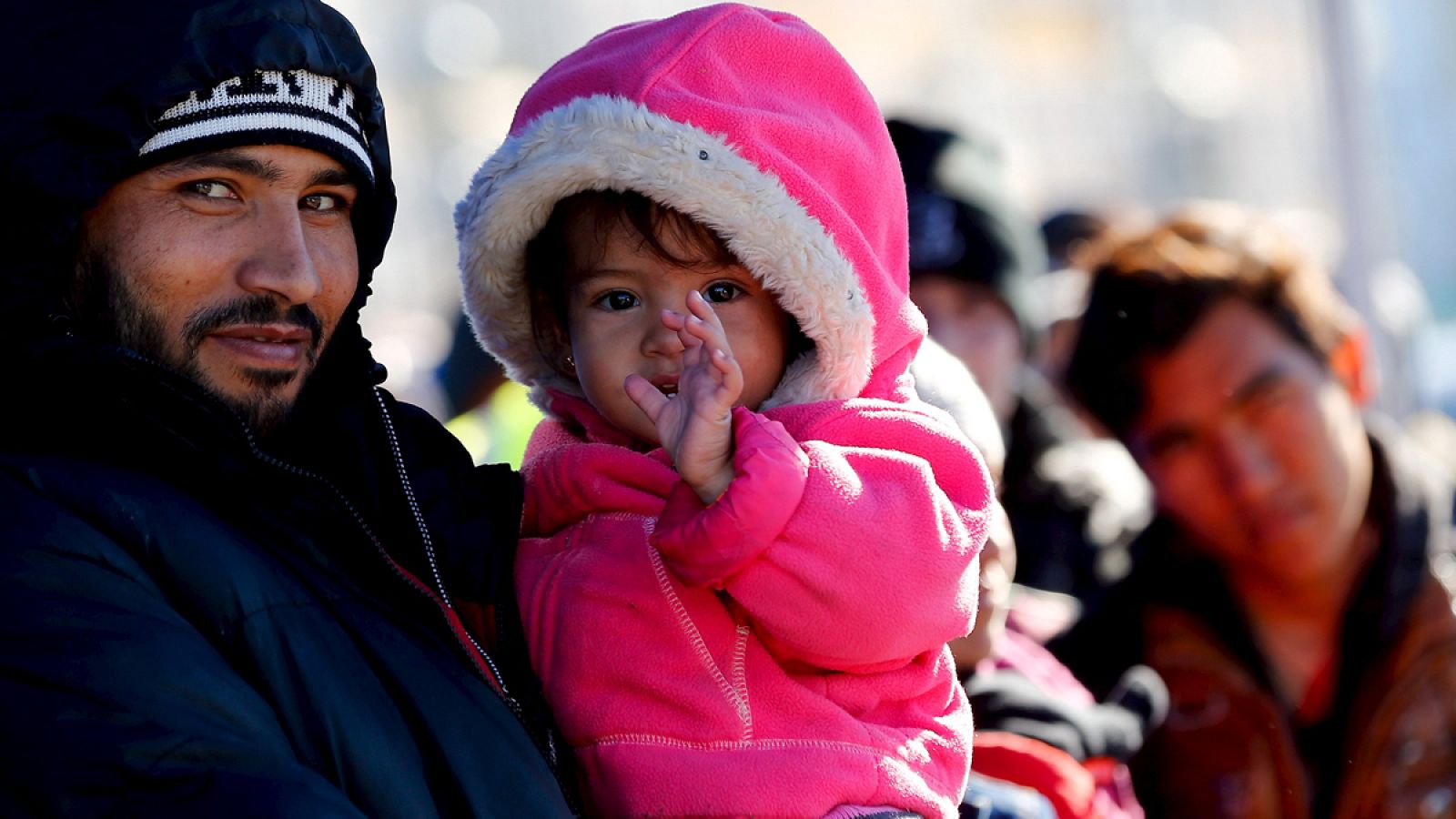 Inmigrantes intentando cruzar la frontera entre Austria y Alemania el 1 de noviembre de 2015