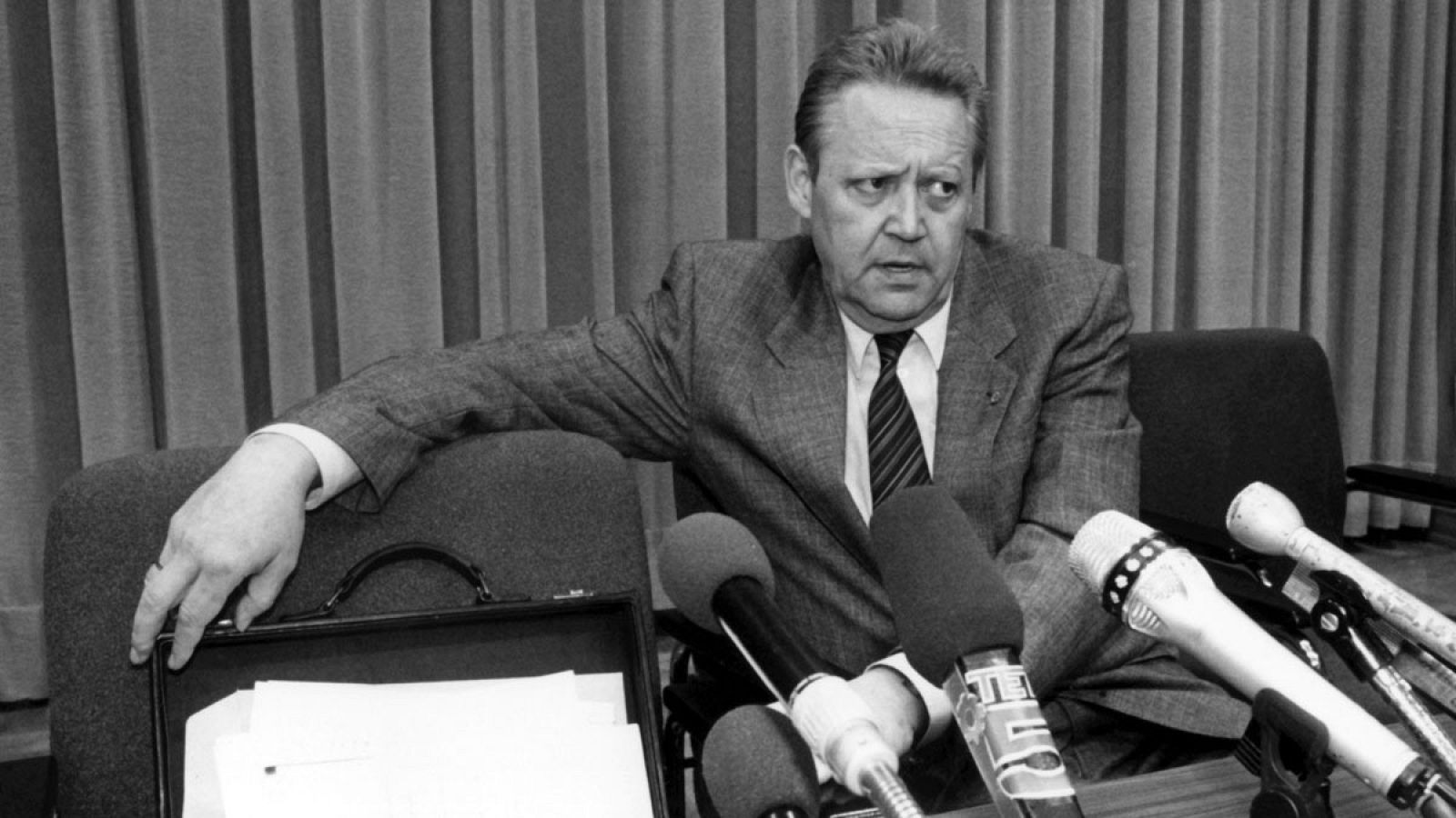 Imagen de archivo de Guenter Schabowski el día en que pronunció la conferencia que precipitó la caída del Muro de Berlón.