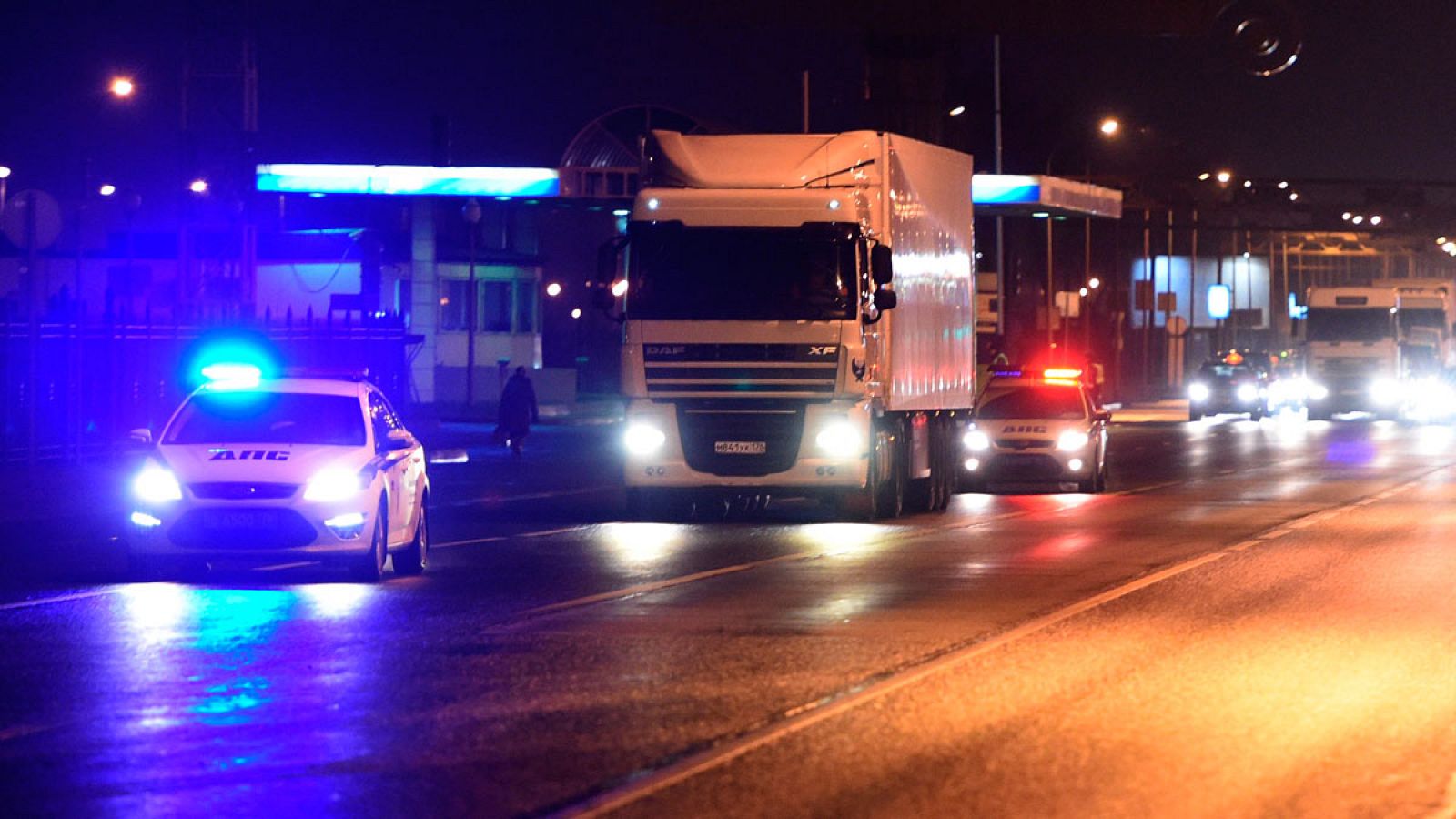 Imagen del convoy ruso que custodia los 144 cuerpos de pasajeros del avión siniestrado en la península egipcia del Sinaí a su llegada a San Petesburgo.