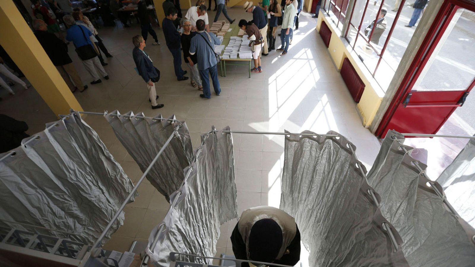 Ciudadanos votando en un colegio electoral en la provincia de Madrid