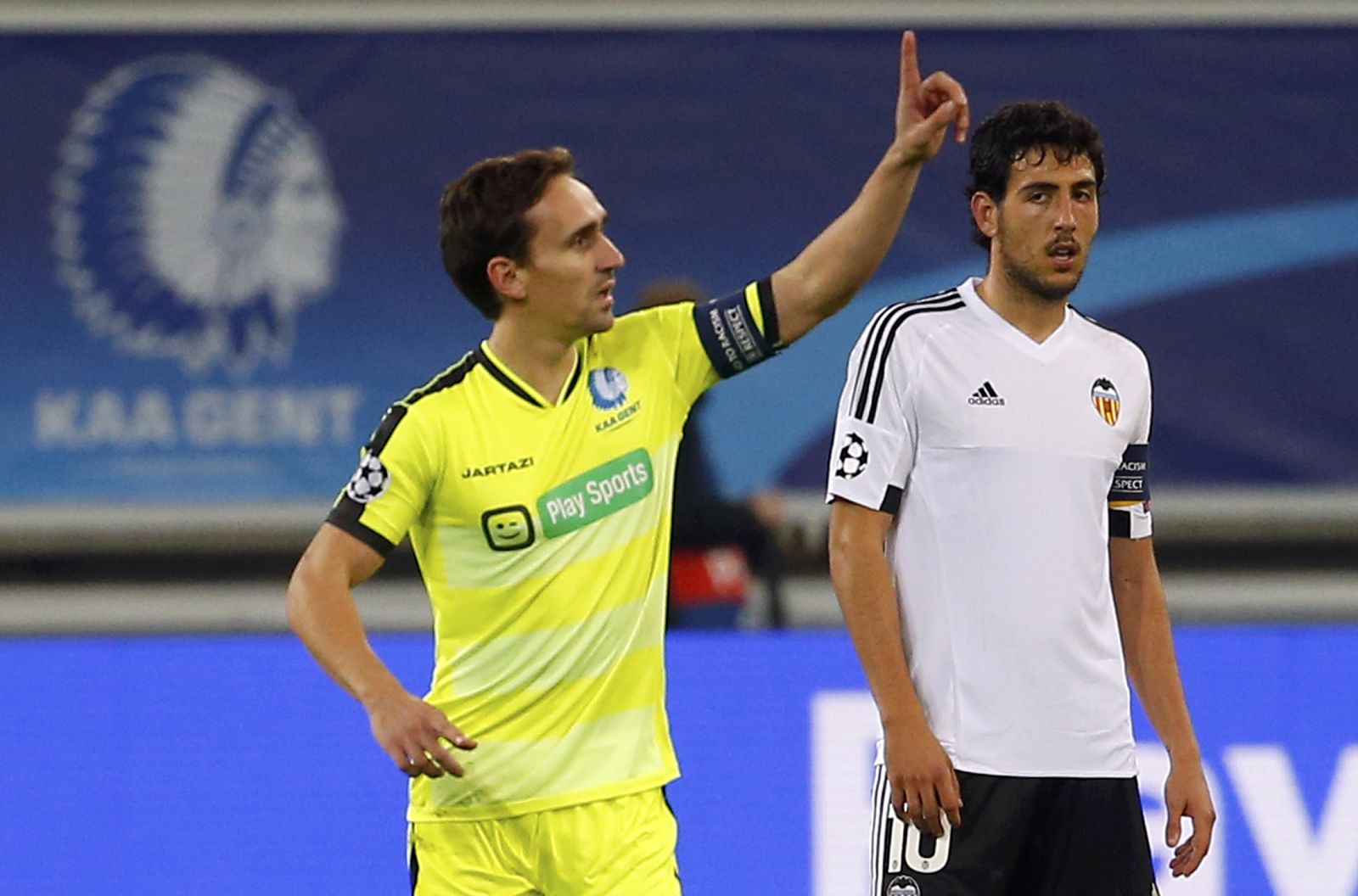 Kums celebra el gol del Gante ante la mirada de Parejo.