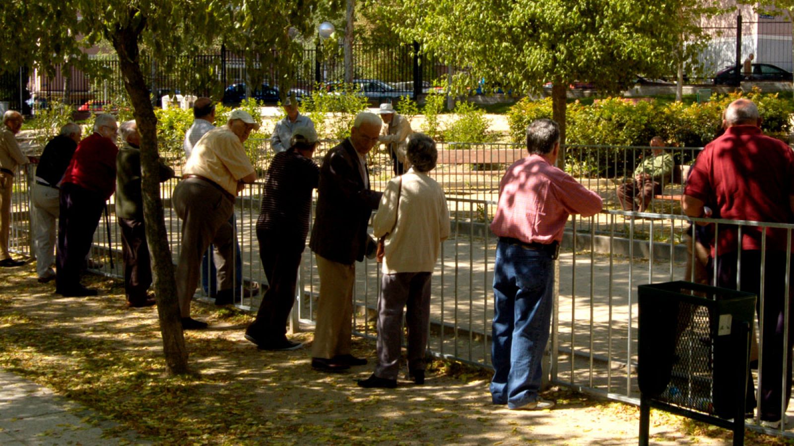 Imagen de archivo de un grupo de jubilados en un parque madrileño.