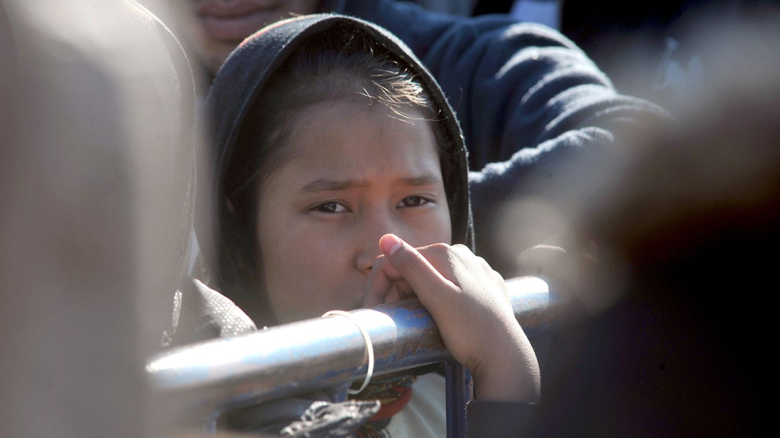 Una migrante hace cola para acceder a un campo de tránsito en Slavonski Brod en Croacia