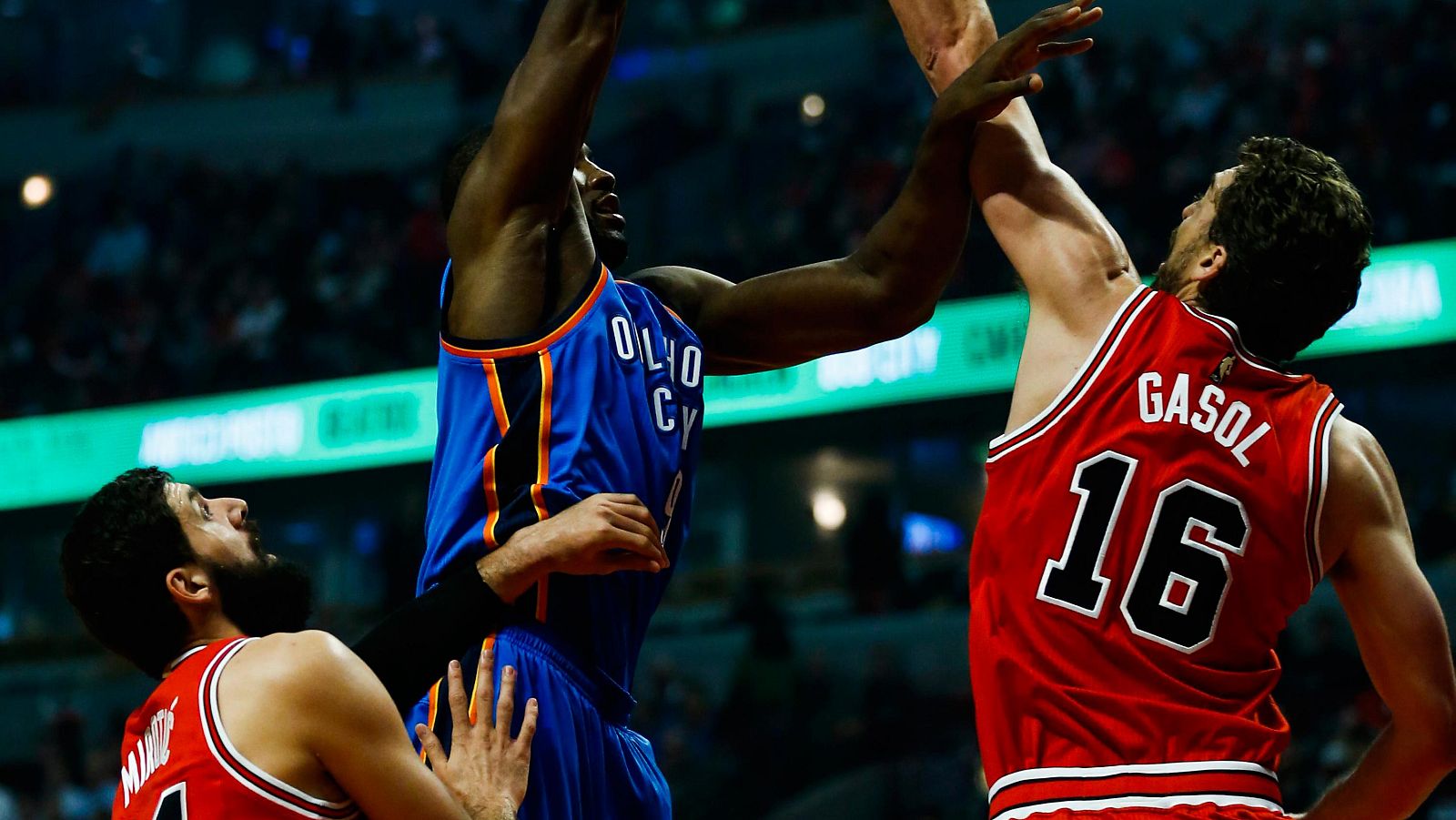 Pau y Mirotic se imponen en el duelo a Ibaka