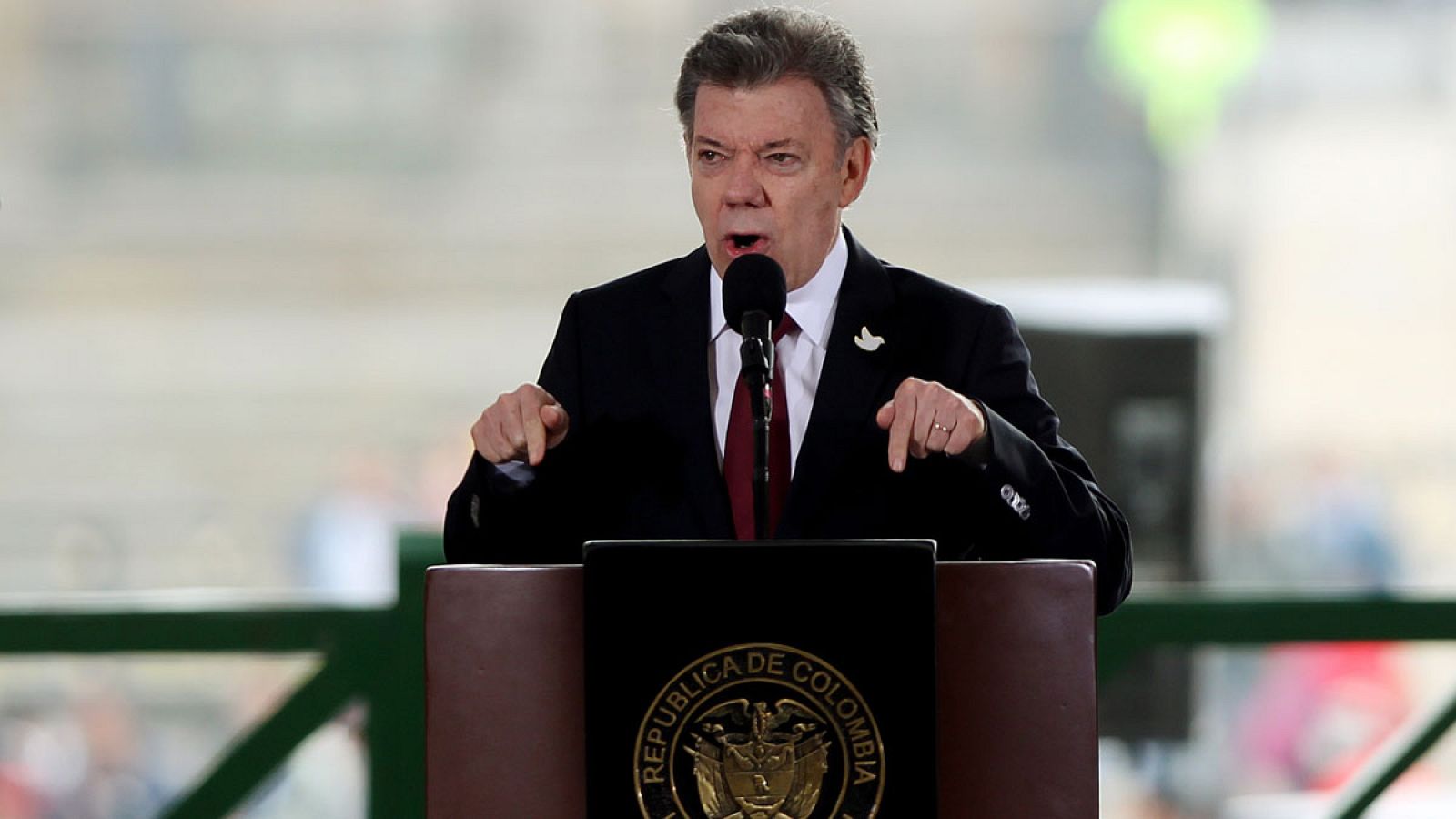 El presidente de Colombia, Juan Manuel Santos, pide perdón a las víctimas de la operación para recuperar el Palacio de la Justicia