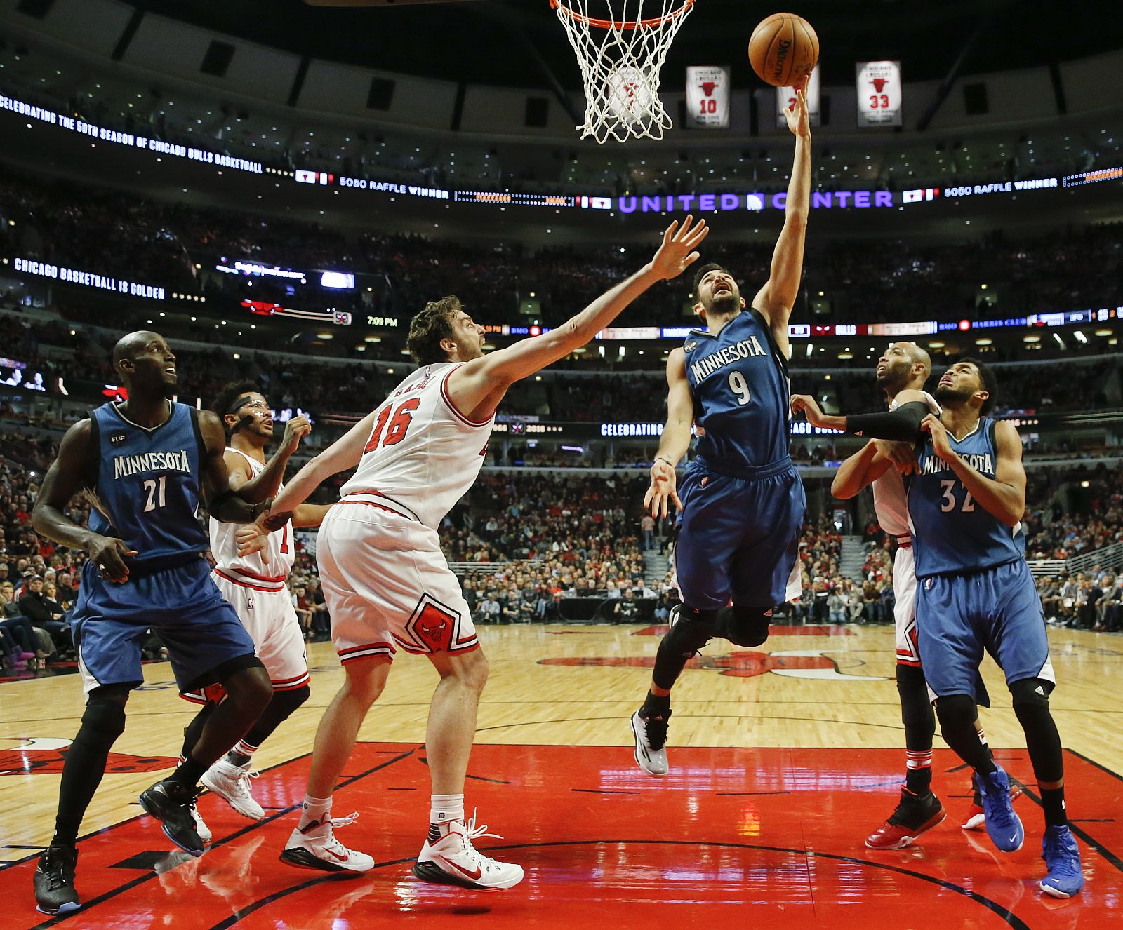 Ricky Rubio entra a canasta ante la marca de Pau Gasol.