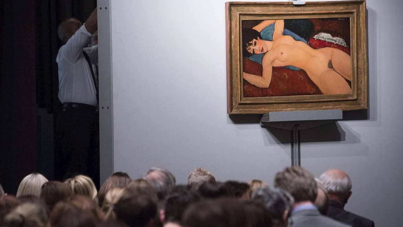El cuadro de Amadeo Modigliani "Desnudo acostado" durante la subasta de Christie's en Nueva York, EE.UU.